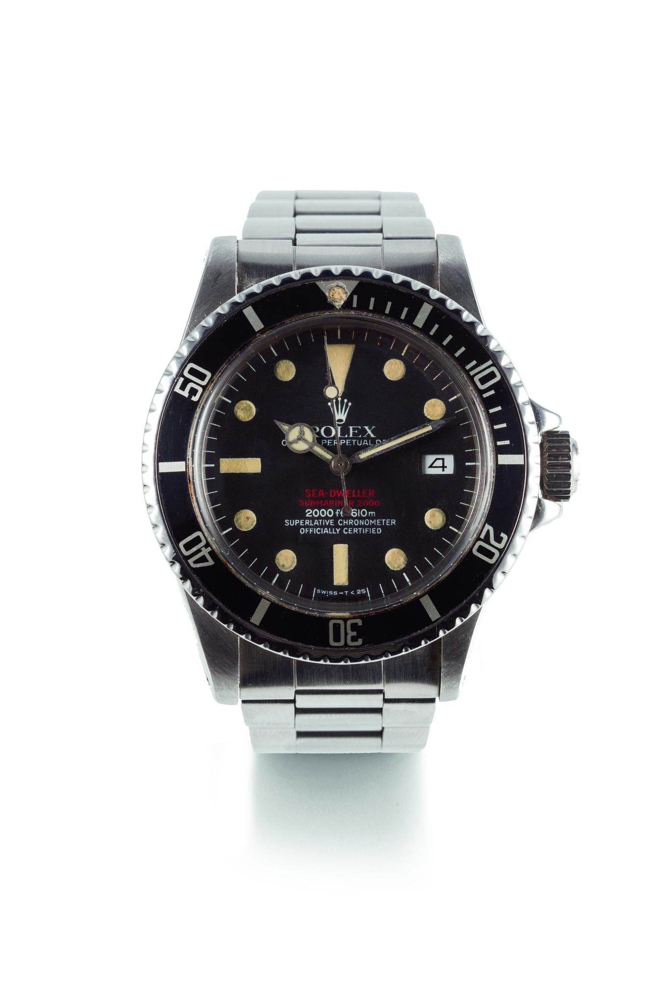 ROLEX SEA-DWELLER DOUBLE RED MARK IV Rolex, Sea-Dweller double red, ref. 1665 n. 4205207 Made circa 1975 Fine and rare stainless steel, self winding diver's wristwatch with black dial and date. With box. Belle montre bracelet de plongée en acier. Bo îtier rond. Couronne et fond vissés. Valve à hélium. Lunette tournante graduée. Cadran noir avec dateur à 3 heures. Ecriture rouge. Mouvement automatique certifié chronomètre. Bracelet Oyster en acier avec boucle deployante signée. Cadran, bo îtier e
