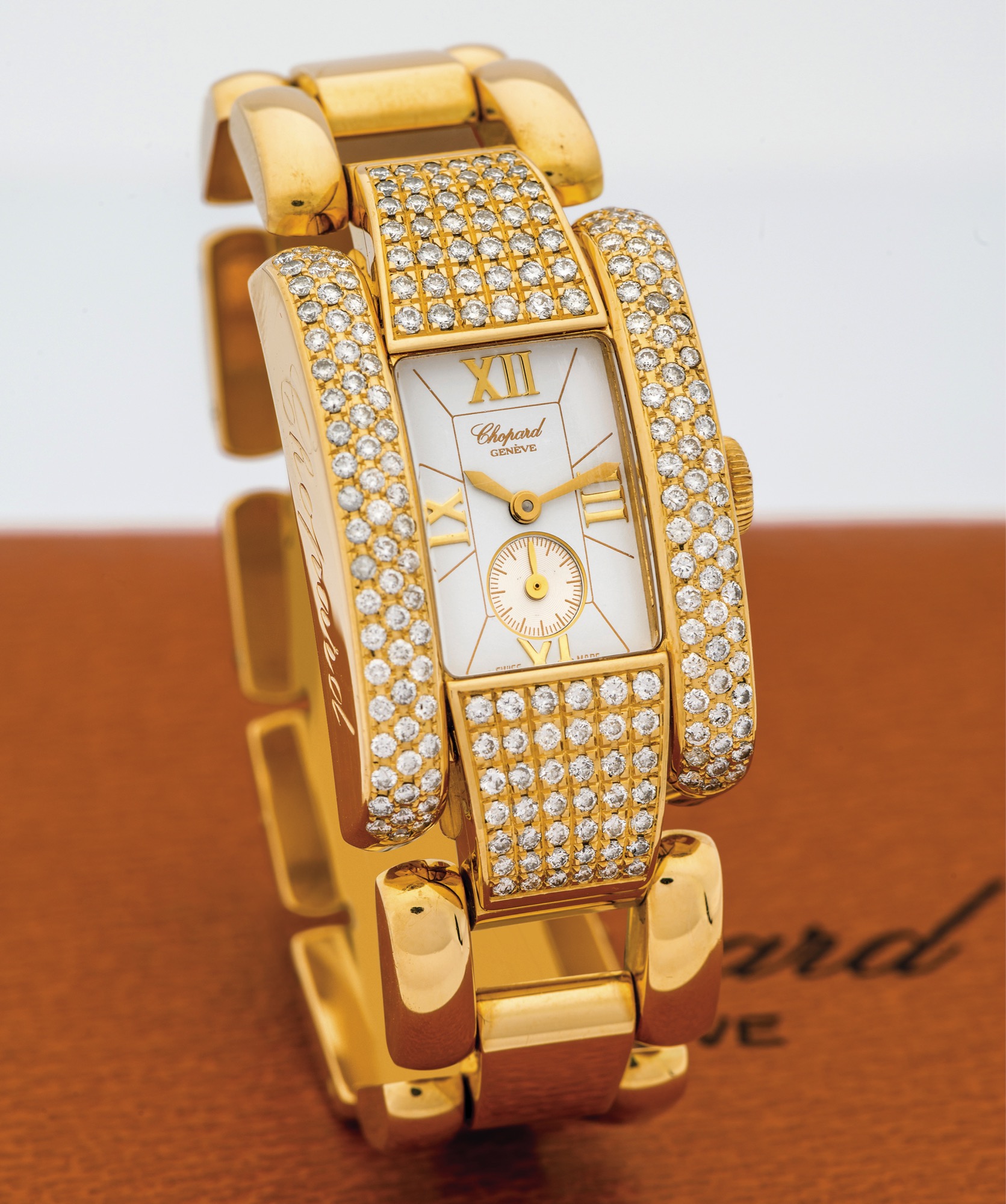 CHOPARD REF. 5280 LA STRADA 
LADY'S QUARTZ YELLOW GOLD AND
DIAMOND 
Chopard, Genève, La Strada, No. 1044757, Ref. 5280. 
Made in the 2000s. 
Fine and elegant, rectangular, curved, 18K yellow gold 
and diamonds lady's quartz wristwatch with an 18K 
yellow gold and diamond-set Chopard link bracelet with 
double deployant clasp. Accompanied by a fitted box