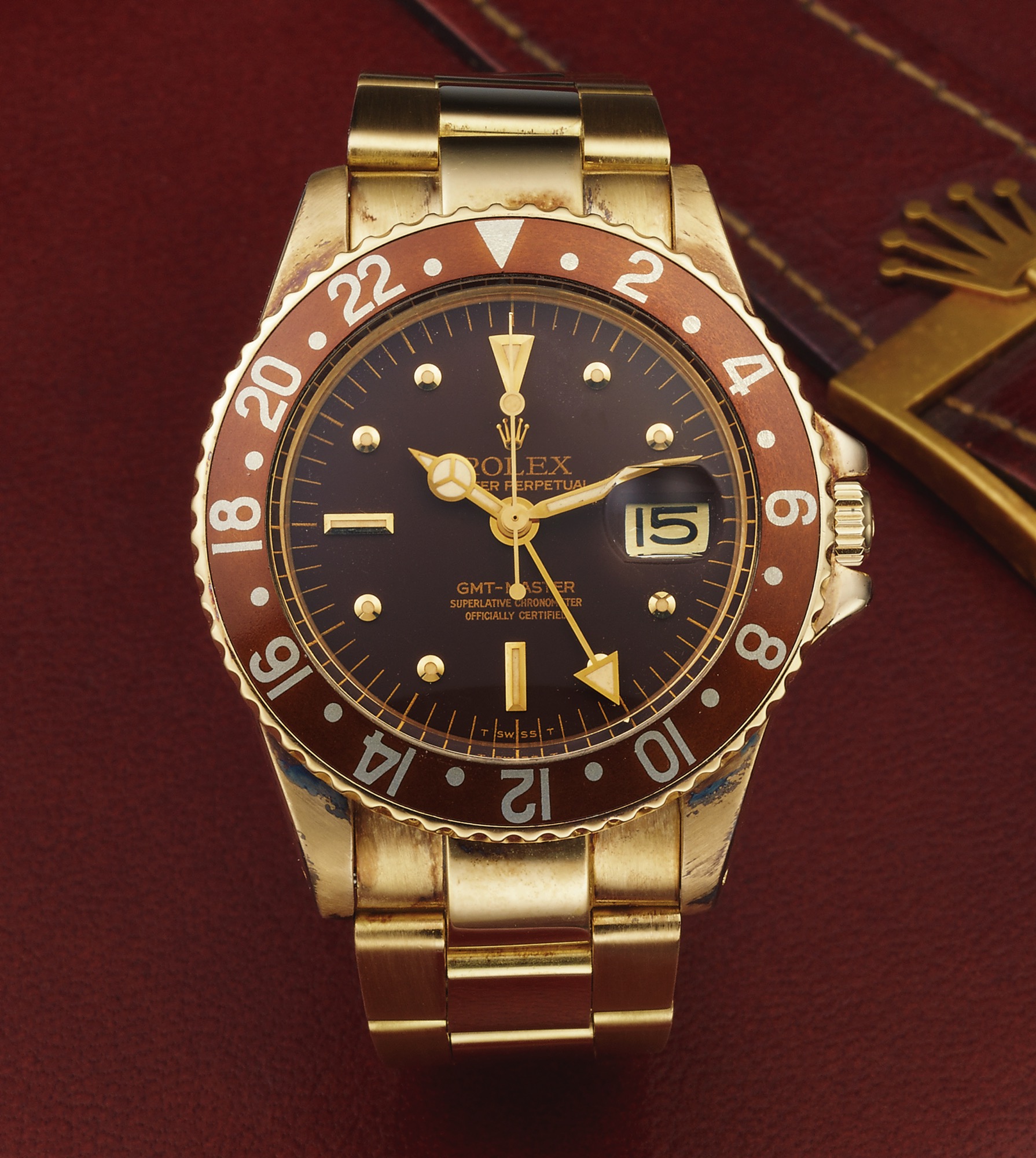 ROLEX REF. 1675 GMT-MASTER YELLOW GOLD 
Rolex, Oyster Perpetual, GMT-Master, Superlative Chronometer, Officially Certified, case No. 5068086, Ref. 1675. Made in 1977. 
Fine, two time zone, center seconds, self-winding, water-resistant, 18K yellow gold wristwatch with date, 24-hour bezel and 
hand and an 18K yellow gold Rolex Oysterlock bracelet. Accompanied by a fitted box.
