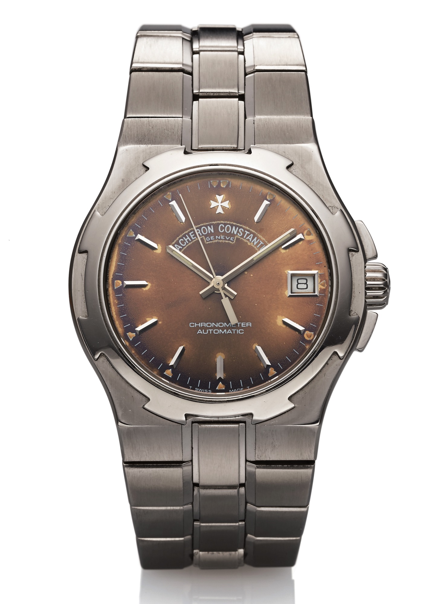 VACHERON CONSTANTIN REF. 42040 
OVERSEAS AUTOMATIC CHRONOMETER STEEL 
Vacheron Constantin, Genève, "Overseas Chronometer," 
Ref. 42040-72040-1, case No. 695108. 
Made circa 2000. 
Fine, center seconds, self-winding, water resistant, 
stainless steel center seconds wristwatch with date on an integrated, stainless steel Vacheron 
Constantin bracelet with locking double 
folding clasp.