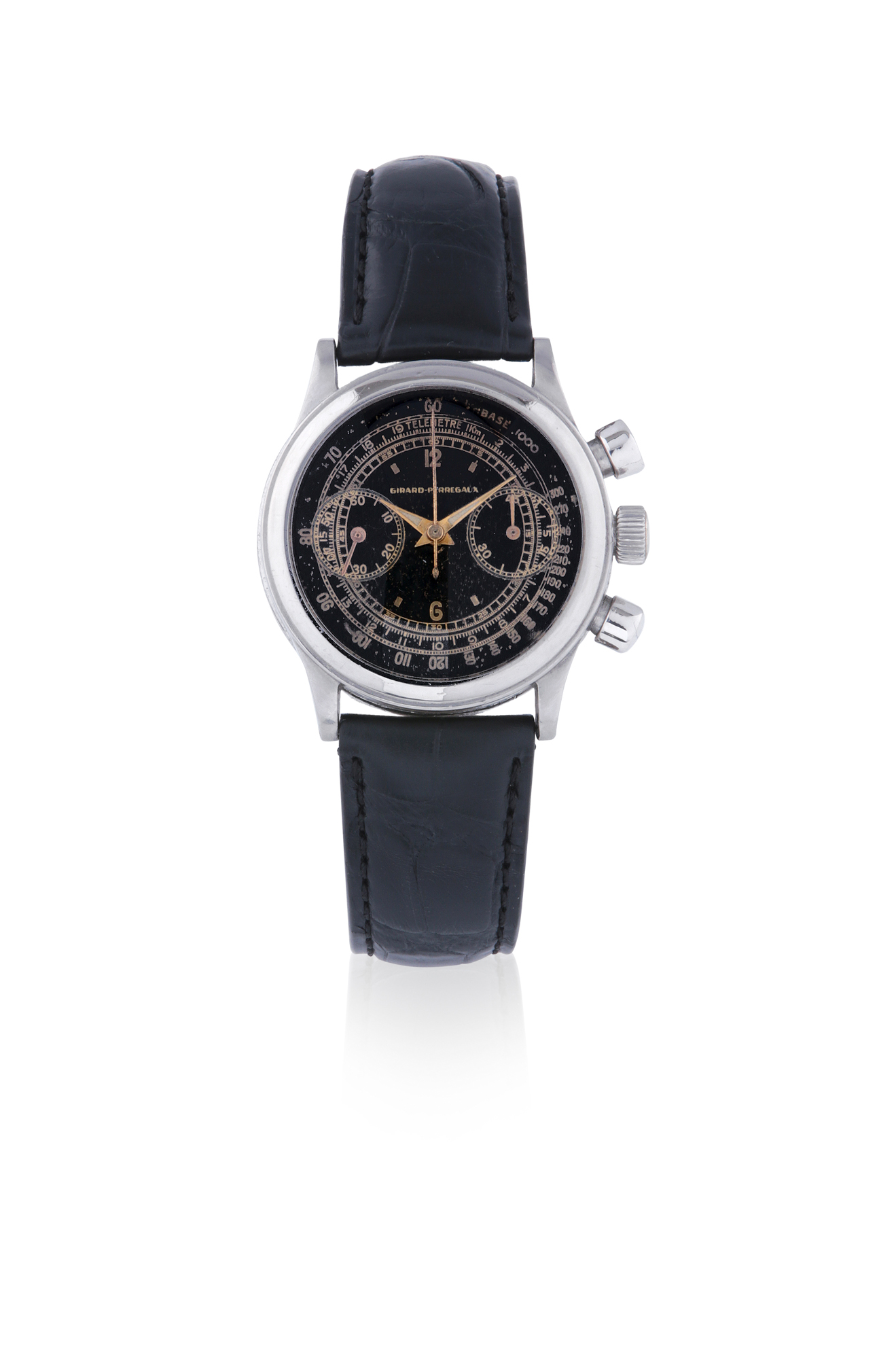 GIRARD PERREGAUX, CHRONOGRAPH, STEEL 
Girard Perregaux, chronograph, no. 685899 ref. 7072. Made circa 1940's. 
Fine and rare, stainless steel, manual winding chronograph. 
Belle et rare montre chronographe en acier. Boitier rond. Cadran noir laquéavec index arabes et baton peints, totalisateurs pour les secondes et les minutes, 
échelles tachymetrique et telemetrique. Aiguilles en or. Mouvementmécanique manuel calibre 281. Bracelet cuir. Cadran, boitier et mouvementsignes.
DIM. 33 mm.