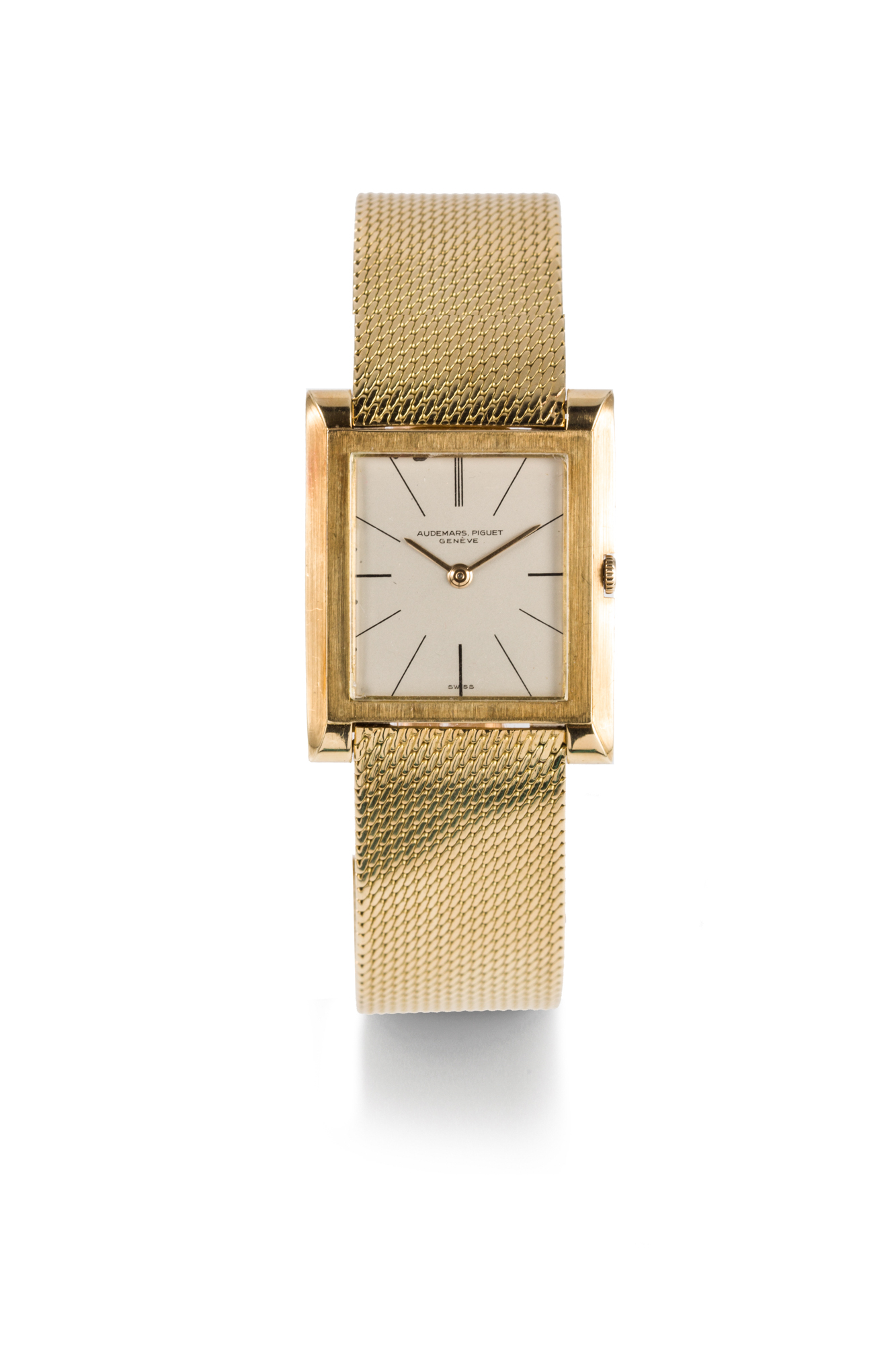AUDEMARS PIGUET EXTRA PLATE VERS 1960 
Audemars Piguet No 153601 circa 1960Fine and thin 18k yellow gold rectangular manual winding wristwatch with 18kyellow gold bracelet. With box 
Rare et belle montre bracelet extra plate en or jaune 18K . Boitier rectangu
laire, remontoir effleurant .Cadran creme avec index baton peints, aiguilles
baton or, mouvement mecanique. Bracelet avec boucle deployante or 18k Cadran 
,boitier, mouvement et bracelet signés. Avec ecrin
DIM. 26 x 32 mm.
