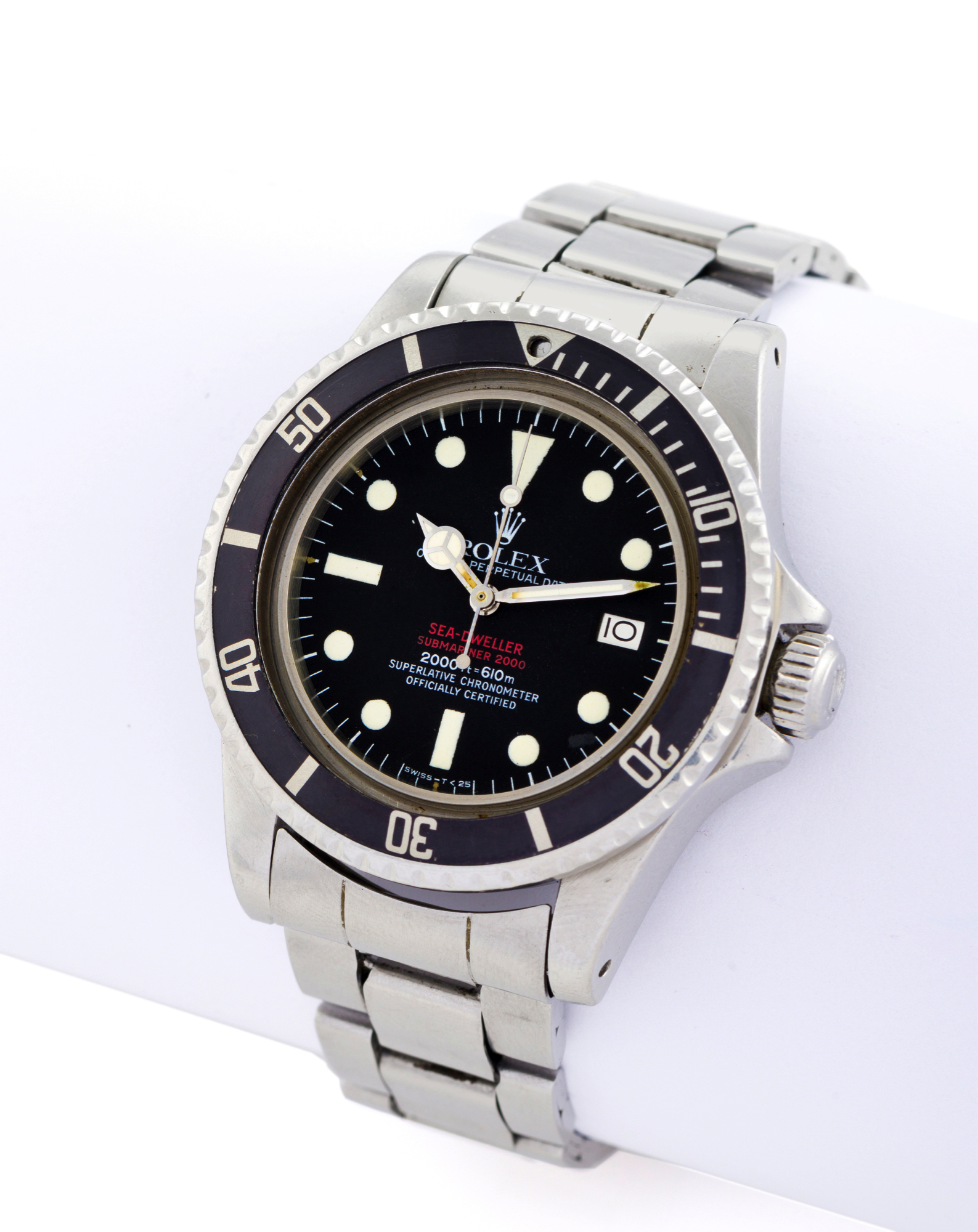 ROLEX REF. 1665 DOUBLE RED SEA DWELLER MARK IV
Rolex, Oyster Perpetual Date, Sea-Dweller, Submariner 2000, 2000 ft / 610 m, Superlative 
Chronometer, Officially Certified, case No. 5257594 (lightly re-engraved), Ref. 1665. Made in 1977. 
Fine and rare, center seconds, self-winding, water resistant, stainless steel diver's Chronometer wristwatch with double red Sea-Dweller logo, helium escape valve, date and a stainless steel Fliplock 
folded Oyster bracelet Ref. 9315.