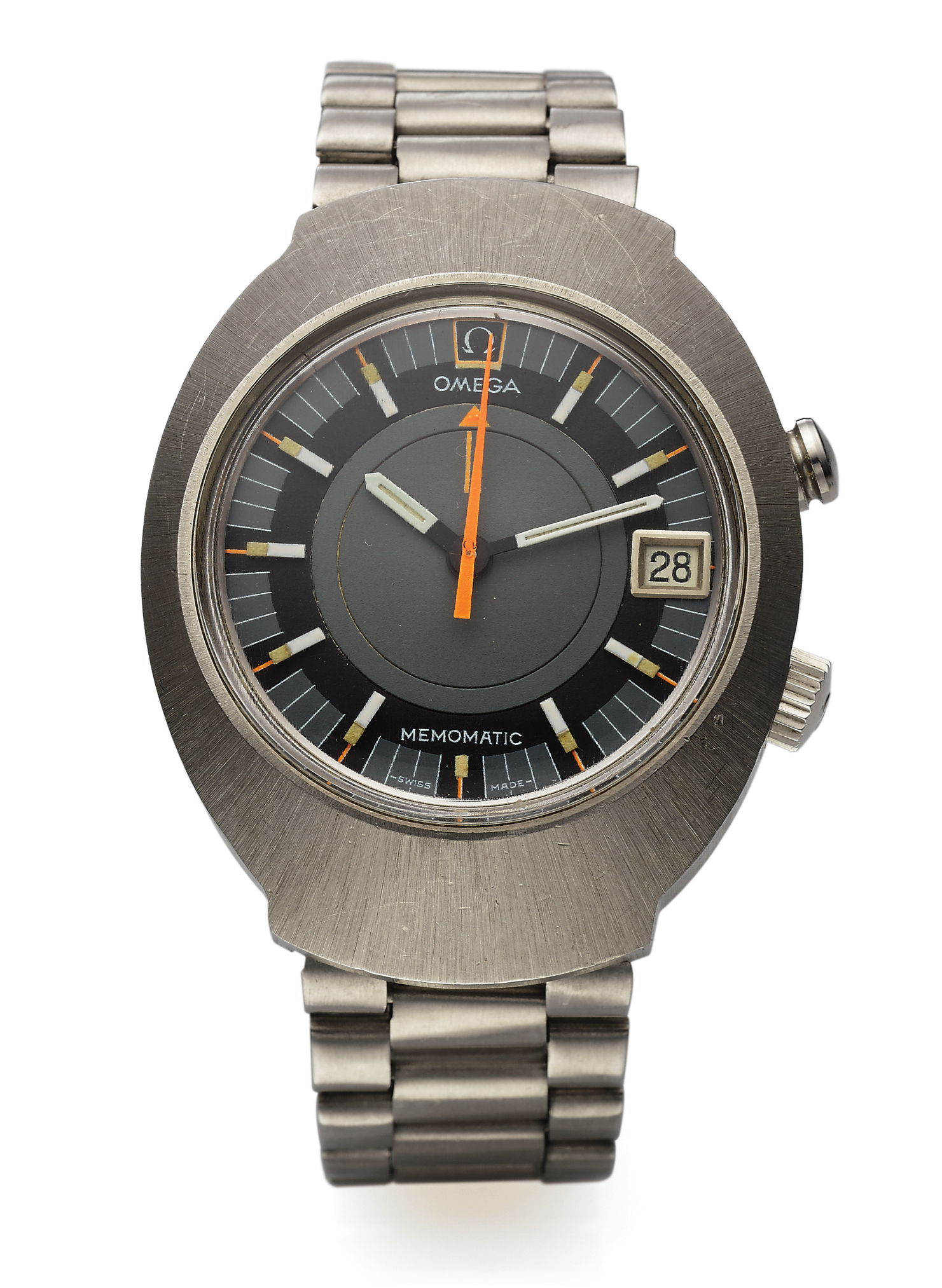 OMEGA REF. 166.071 MEMOMATIC ALARM STEEL 
Omega, Seamaster Memomatic, No. 33328049, Ref. 166.071. Made 
in 1970. 
Fine, tonneau-shaped, self-winding, center seconds, water-resistant, 
stainless steel wristwatch with alarm, date and a stainless steel 
Omega link bracelet with deployant clasp.