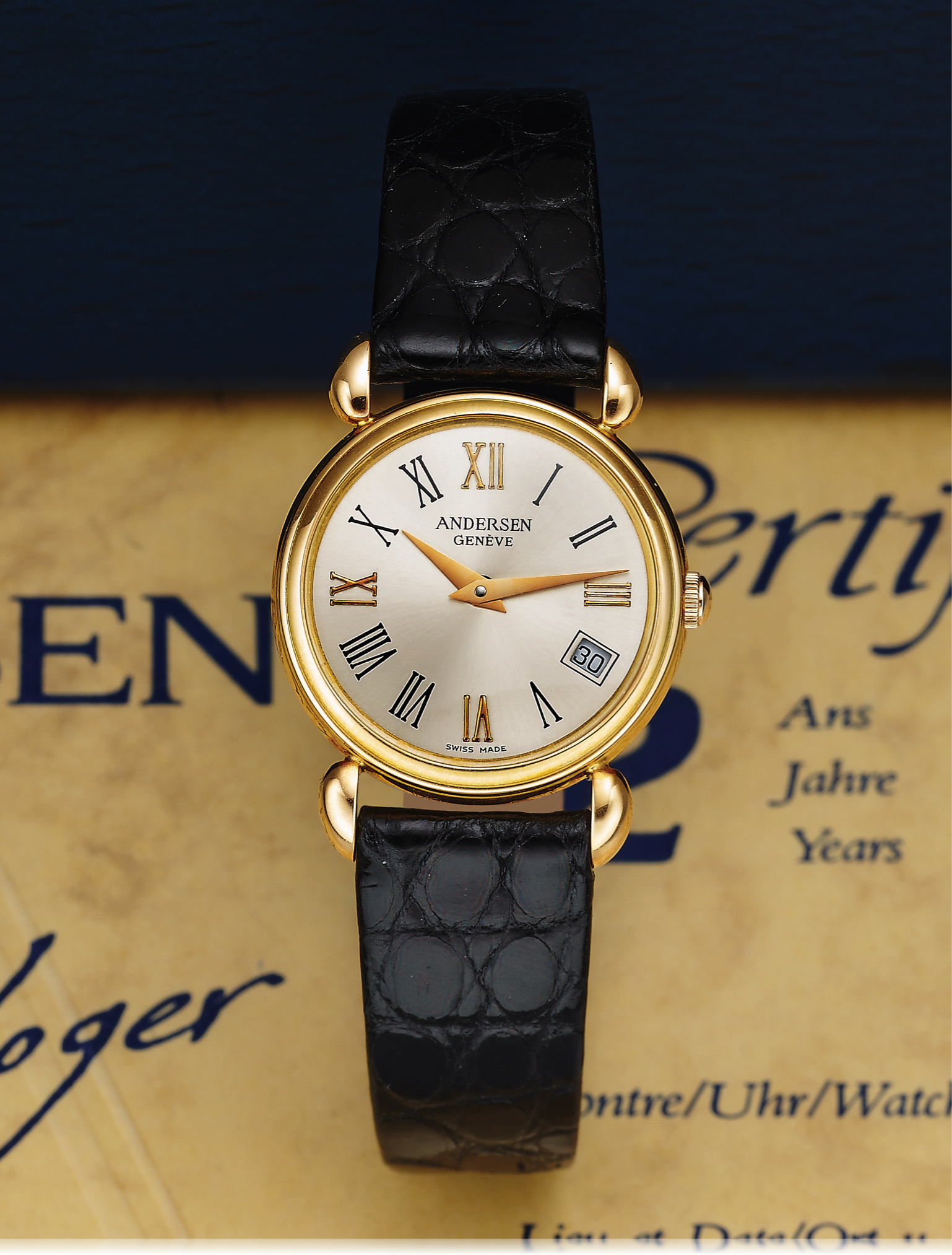SVEND ANDERSEN "MAYA" YELLOW GOLD LADY'S 
Svend Andersen, Geneve. "Maya 32." Made in the 2000s. 
Very fine and rare, self-winding, 18K yellow gold lady's 
wristwatch with date and an 18K yellow gold Andersen 
buckle. Accompanied by the original fitted box and 
Certificate of Origin.