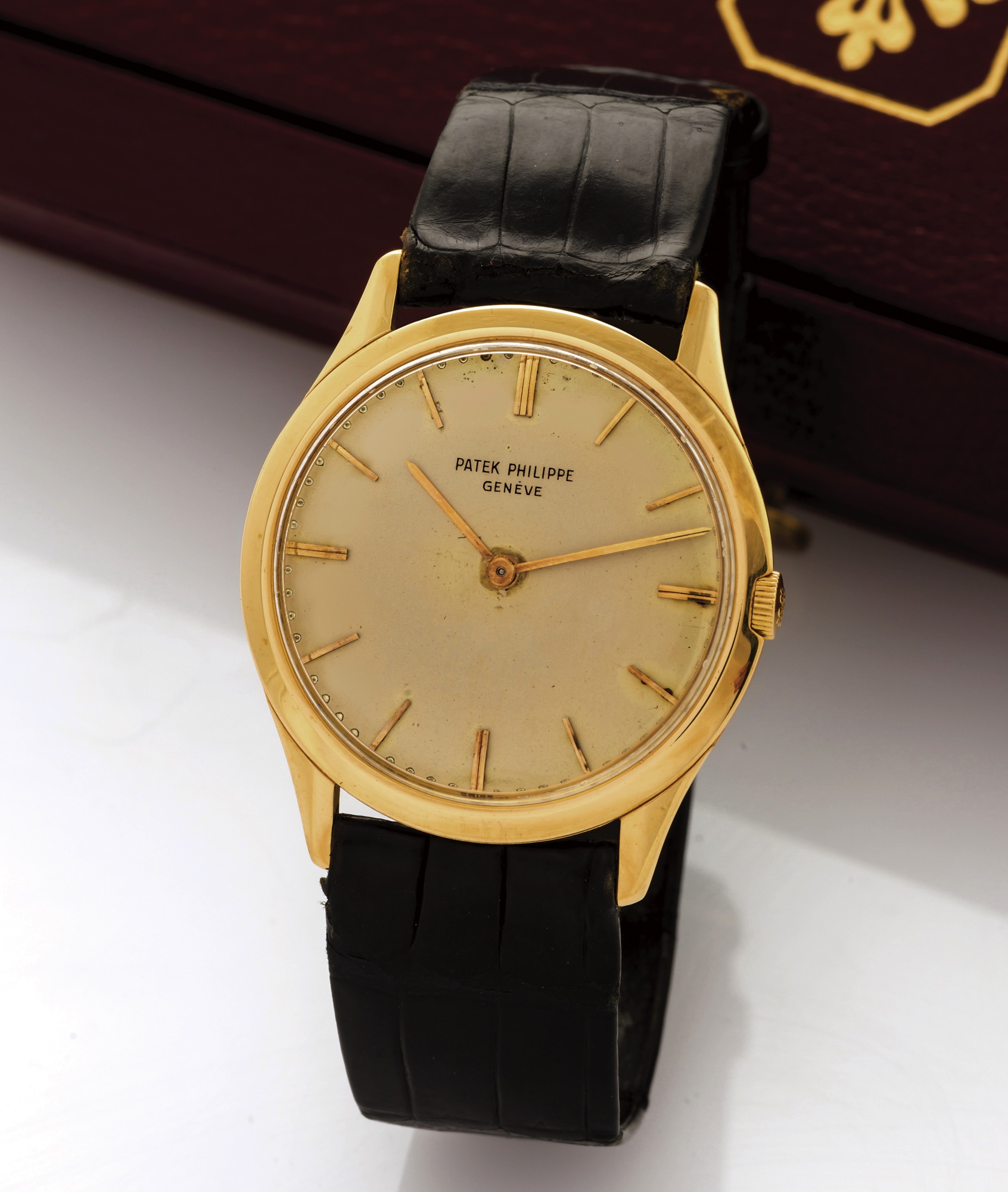 PATEK PHILIPPE 
Patek Philippe & Cie, Genève, No. 1141066, 
case No. 2653505, Ref. 2588. Produced circa 1960. 
Very fine and elegant, thin, 18K yellow gold wristwatch with an 18k yellow gold Patek Philippe buckle. Accompanied 
by a Patek Philippe fitted box.
