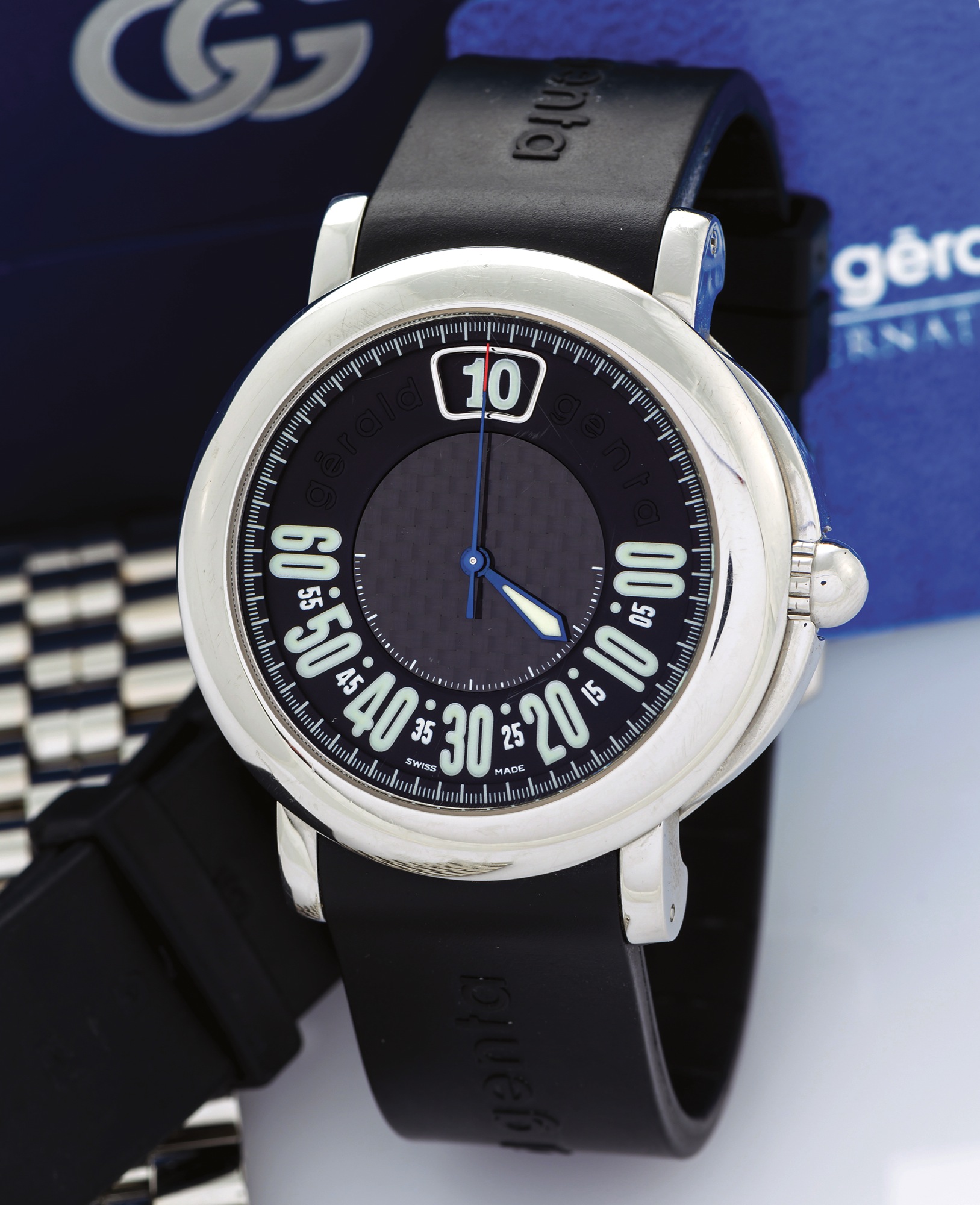 GERALD GENTA STEEL RETRO SPORT 
Gérald Genta, "Retro Sport", case No. 93623, Ref. G.3694. Made in 
the late 1990s. 
Fine, jump-hour, center-seconds, self-winding, water-resistant, 
stainless steel wristwatch with retrograde minutes and a black rubber 
strap with a stainless steel Gérald Genta buckle. Accompanied 
by a Gerald Genta fitted box, Warranty (blank), spare stainless steel 
bracelet and a spare rubber strap.