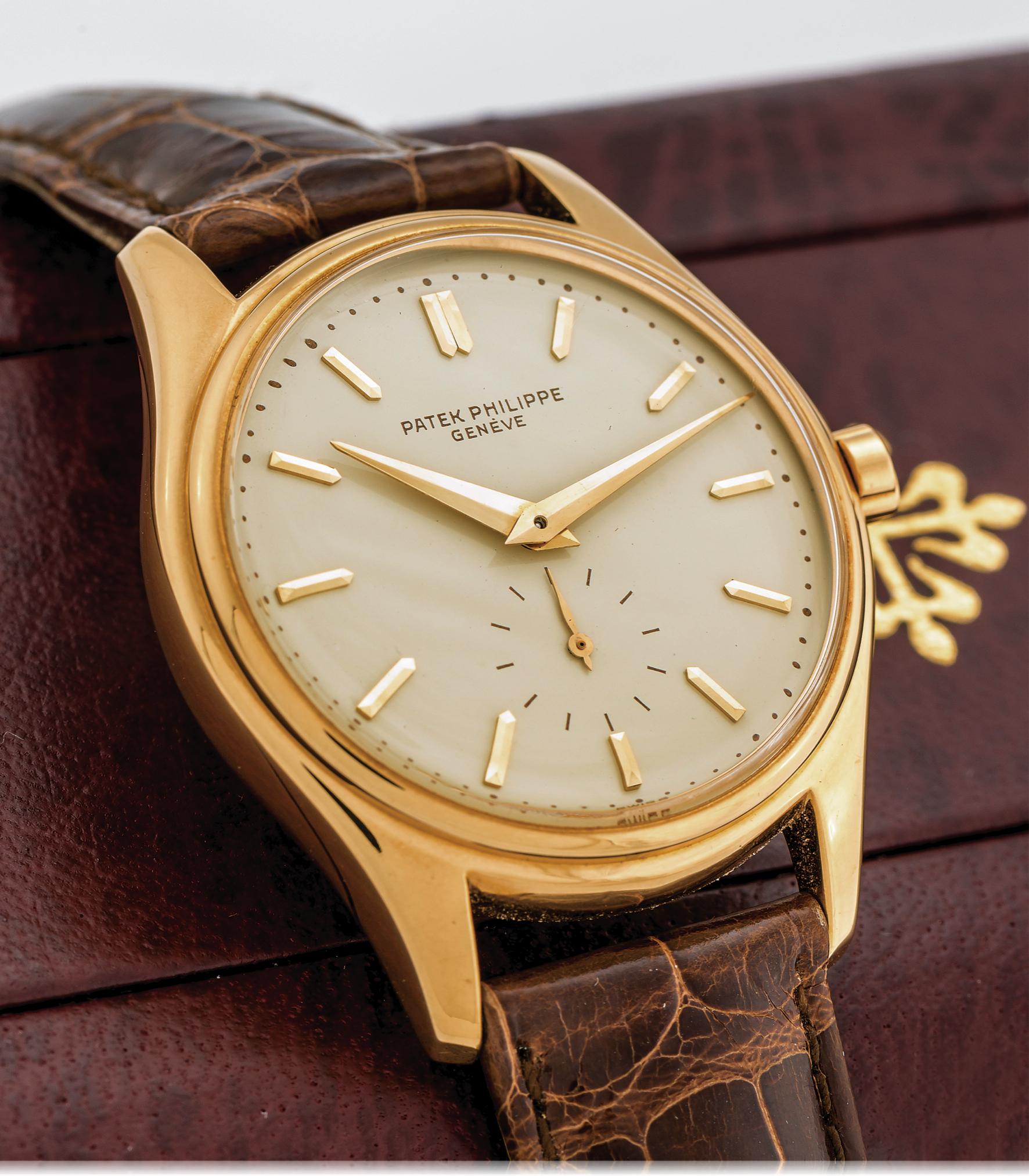 PATEK PHILIPPE REF. 2526 ENAMEL DIAL FIRST GENERATION YELLOW GOLD
Patek Philippe, Genève, No. 760529, case No. 681543, Ref. 2526. Made in 1953, sold on July 
13th, 1954. 
Very fine and rare, water-resistant, self-winding, 18K yellow gold wristwatch with enamel 
dial. Accompanied by a later Patek Philippe box and the Extract from the Archives.
