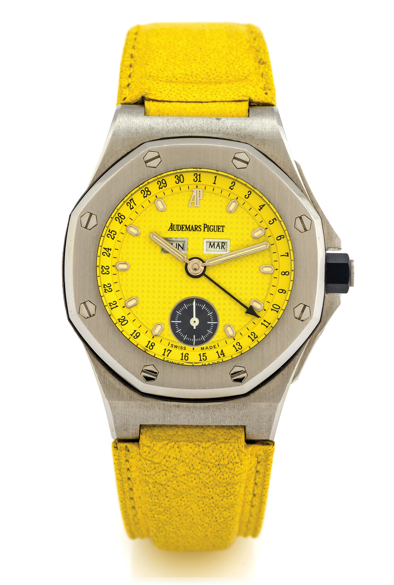AUDEMARS PIGUET ROYAL OAK OFFSHORE 
TRIPLE DATE YELLOW DIAL STEEL
Audemars Piguet, Genève, Royal Oak Offshore - 
Automatic, No. 158, case No. D 93091. Made in the early 
2000's. 
Very fine, tonneau-shaped, self-winding, water-resistant, 
stainless steel wristwatch with triple date calendar and a 
stainless steel Audemars Piguet deployant clasp.