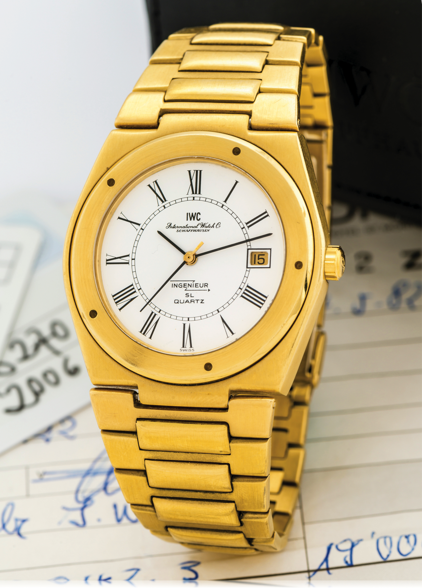 IWC JUMBO INGENIEUR SL QUARTZ 
International Watch Co., Schaffhausen, "Ingénieur SL Quartz", 
case No. 2280423, Ref. 9701. Sold on May 14th, 1982. 
Fine and rare, heavy 18K yellow gold tonneau-shaped, center-
seconds, water-resistant, quartz wristwatch with instantaneous 
date and an integral 18K yellow gold IWC link bracelet by Gay 
Freres with deployant clasp. Accompanied by an IWC box, 
guarantee, repair warranties (1998 & 2006) and original retailer's 
sales receipt.