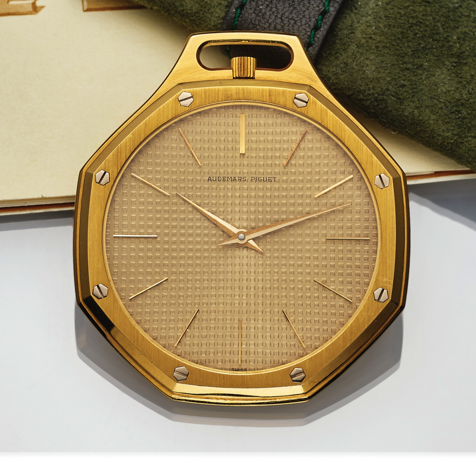 AUDEMARS PIGUET ROYAL OAK POCKET 
WATCH YELLOW GOLD
Audemars Piguet, Geneve, "Royal Oak," movement No. 
263936, case No. B65229, Ref. BA 5691. Made in the 1980s. 
Very fine, rare and unusual, octagonal 18k yellow gold 
pocket watch. Accompanied by an Audemars Piguet 
Certificate of Origin, Guarantee and pouch.