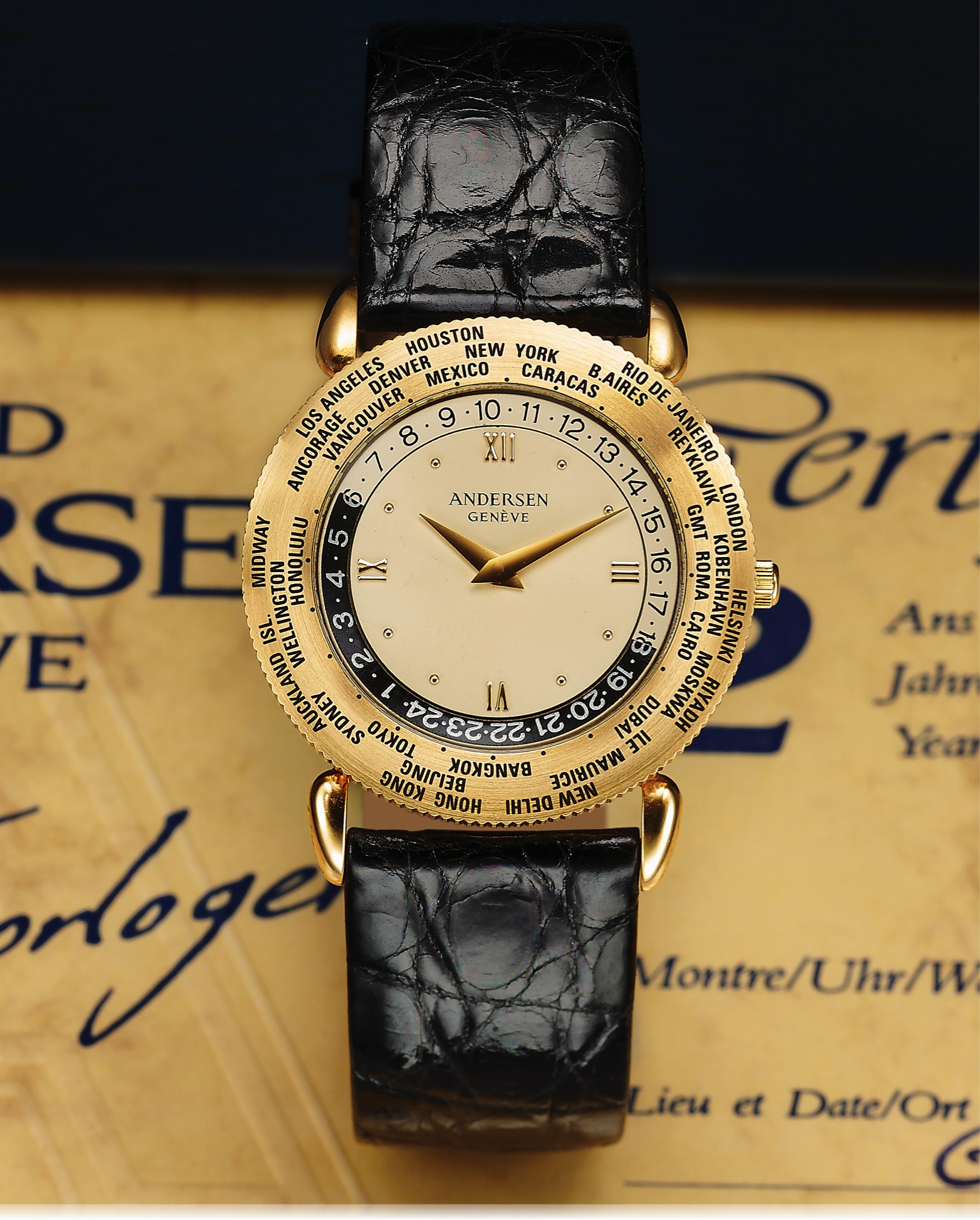 SVEND ANDERSEN COMMUNICATION 
WORLD TIME YELLOW GOLD 
Svend Andersen, Genève, "Communication 41." Made in the 2000s. 
Fine, self-winding, "World Time," 18K yellow gold wristwatch with 
an 18K yellow gold Andersen buckle. Accompanied by the original 
fitted box, Certificate of Origin and instructions. 
Dial and movement signed.