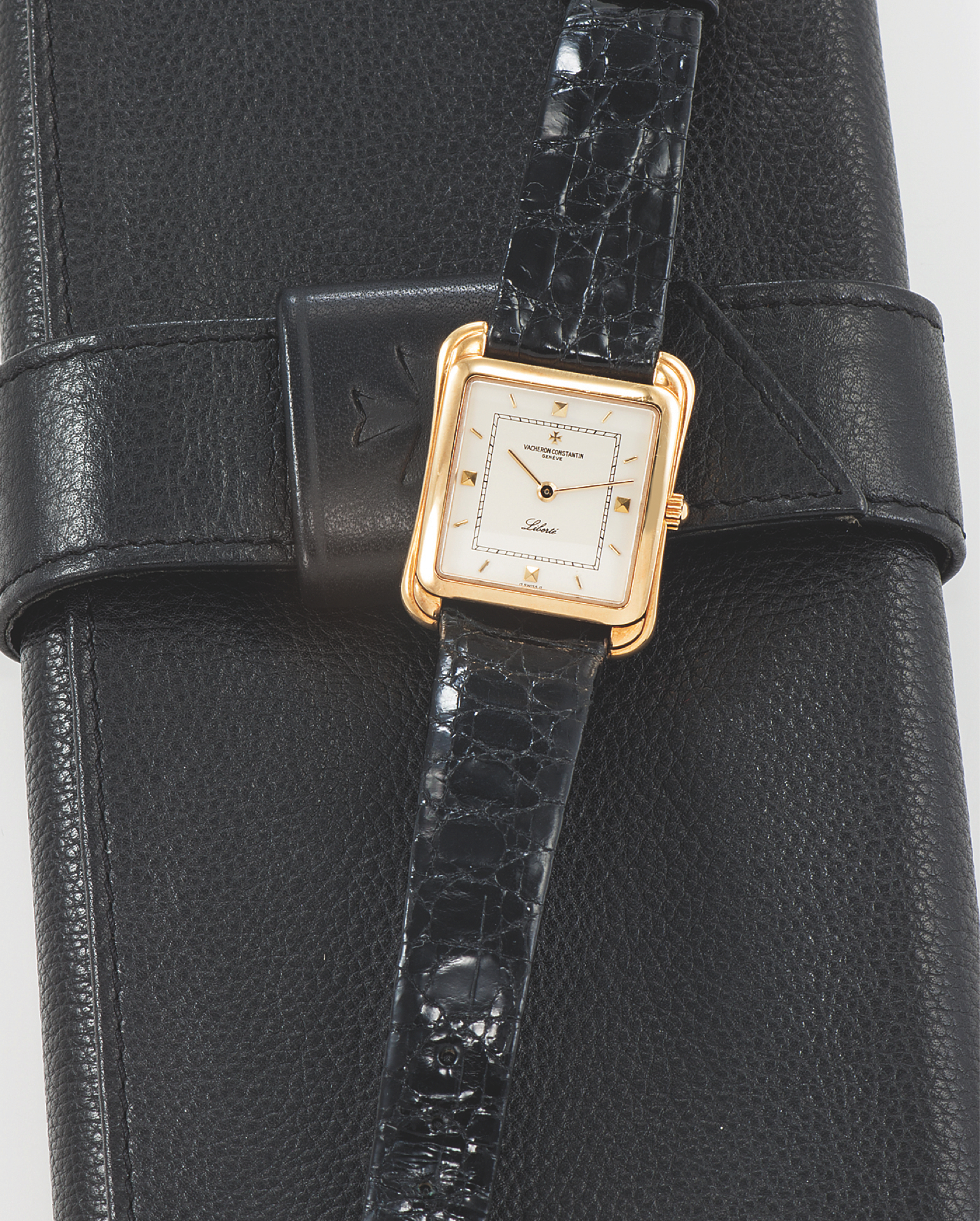 Vacheron Constantin
Liberte Yellow Gold
Vacheron & Constantin, Genève, ?Les Historiques Toledo?,
?Liberte?, ?Confoederatio Helvetica 1291 - 1991?, No. 732010,
case No. 602861, Ref. 39044. Made circa 1991.
Very fine, rectangular ?galbé?, flared, 18K yellow gold wristwatch
with an 18K yellow gold Vacheron Constantin buckle.
Accompanied by a box
