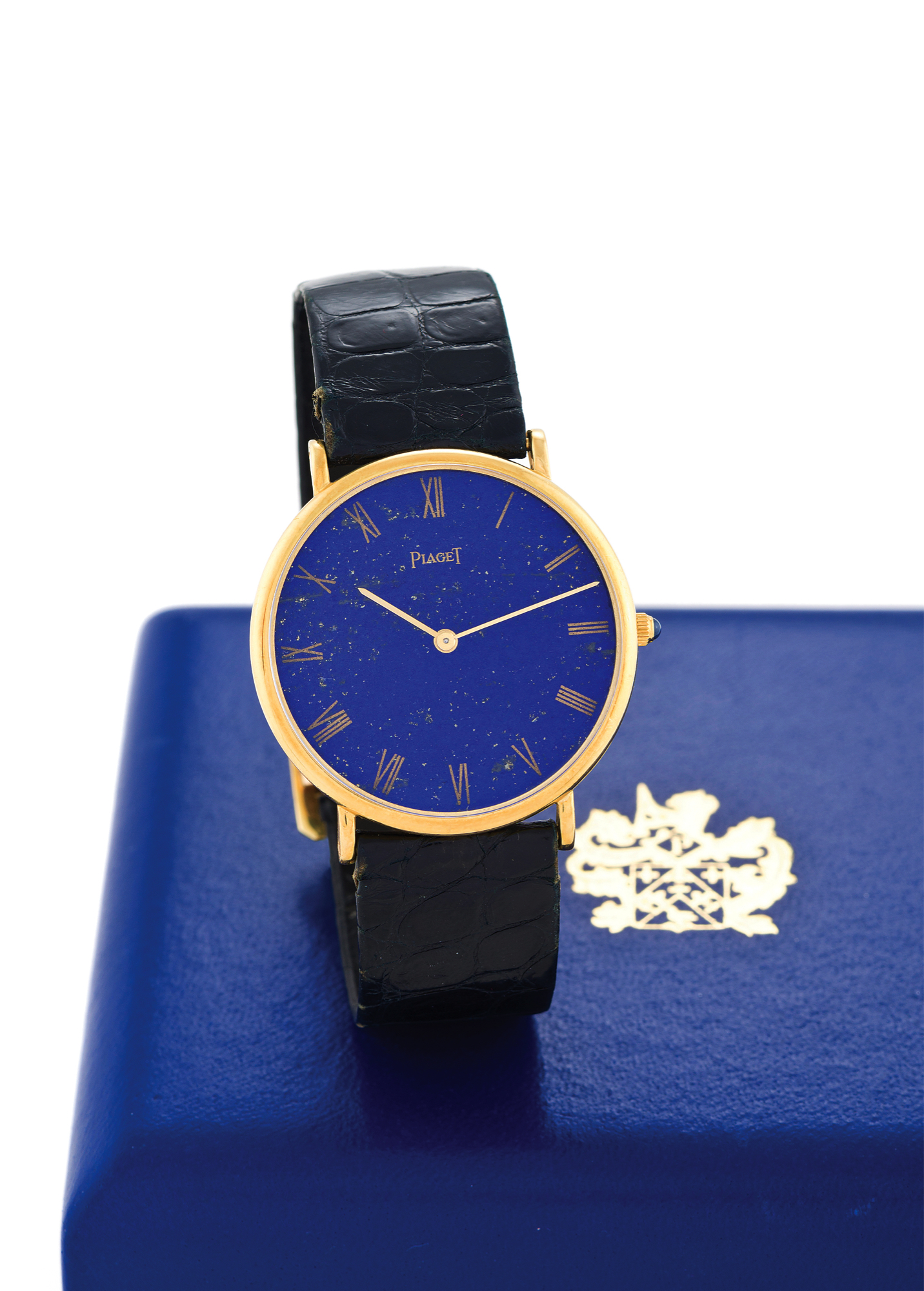 PIAGET, REF. 9035, YELLOW GOLD - LAPIS DIAL - ORIGINAL 
CERTIFICATE
Piaget, movement No. 7294034, case No. 260813, Ref. 9035. Sold on April 8th, 1975. 
Very fine, 18K yellow gold and lapis-lazuli wristwatch with an 18k yellow gold Piaget 
deployant clasp. Accompanied by a Piaget box and the original Certificate of Origin.
