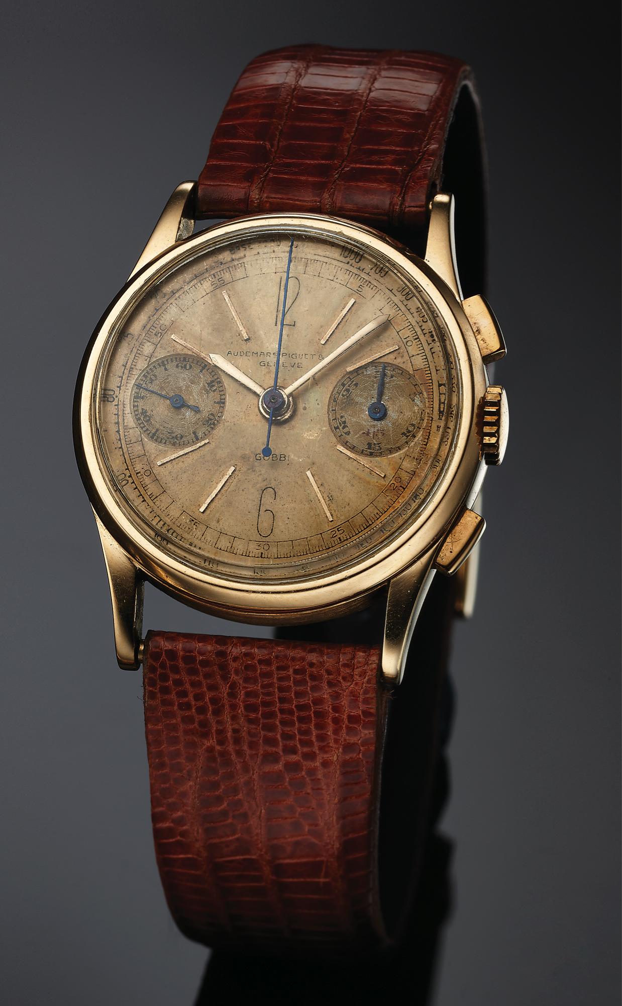 AUDEMARS PIGUET CHRONOGRAPH YELLOW GOLD 
Audemars Piguet, Geneva, Retailed by Gobbi, Milan, Chronograph, No. 44618, Ref. 143. Made in the 1940s. 
Very fine and rare, 18K yellow gold wristwatch with square button chronograph, register, tachometer and an 
18K yellow gold Audemars Piguet buckle. Accompanied by an Audemars Piguet box.