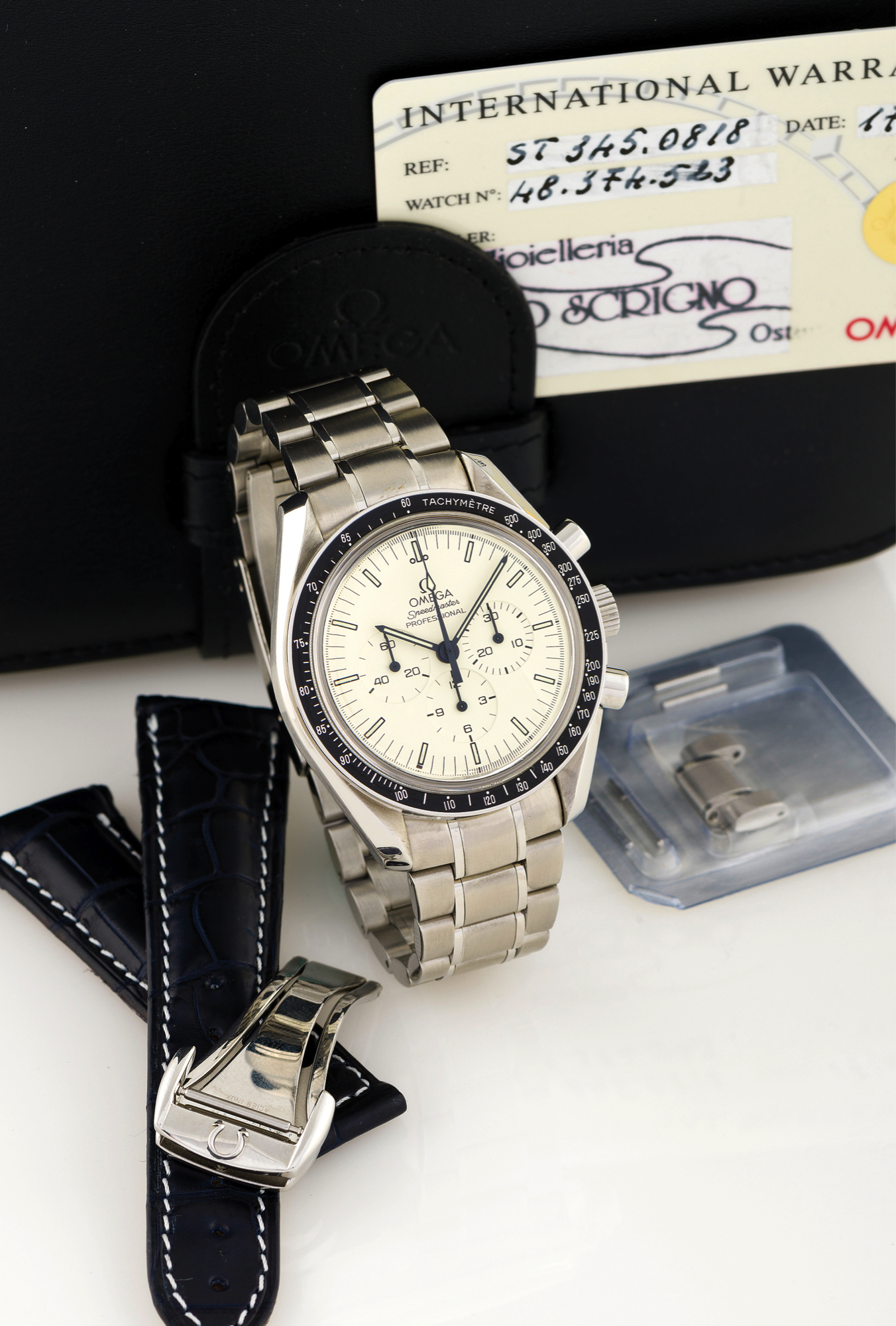 OMEGA SPEEDMASTER 
PROFESSIONAL SPECIAL FOR ITALY
Omega, "Speedmaster Professional", No. 491, movement No. 
48374523, Ref. 3450818. Made in 1998 in a limited edition of 500 
pieces. 
Fine, water-resistant, anti-magnetic, stainless steel wristwatch with 
round button chronograph, registers and tachometer with a steel 
Omega bracelet and buckle. Accompanied by fitted box, additional 
strap with deployant clasp, guarantee, additional link, Extract and 
instruction booklet.