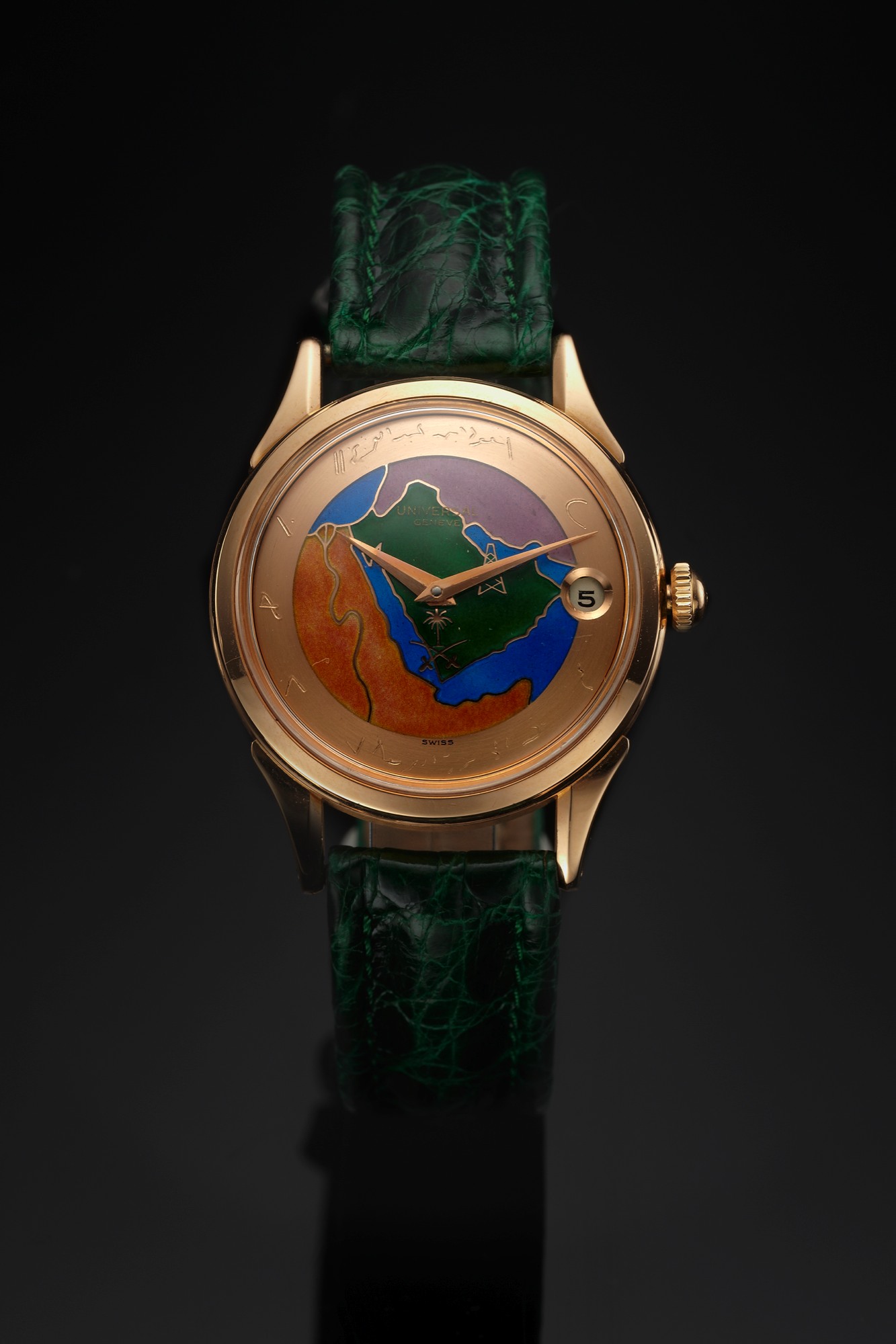 UNIVERSAL GENEVE SAUDI ARABIA CLOISONNÉ
DIAL PINK GOLD
Universal Genève, Saudi Arabia 1953 Commemoration, case
No. 1666798, Ref. 100105. Made in 1950 in limited numbers.
Fine and rare, center seconds, self-winding, 18K pink gold
and cloisonné enamel wristwatch with date, to commemorate
the founding of Saudi Arabia by King Abdul al-Aziz III Ibn
Saud (1880-1953).