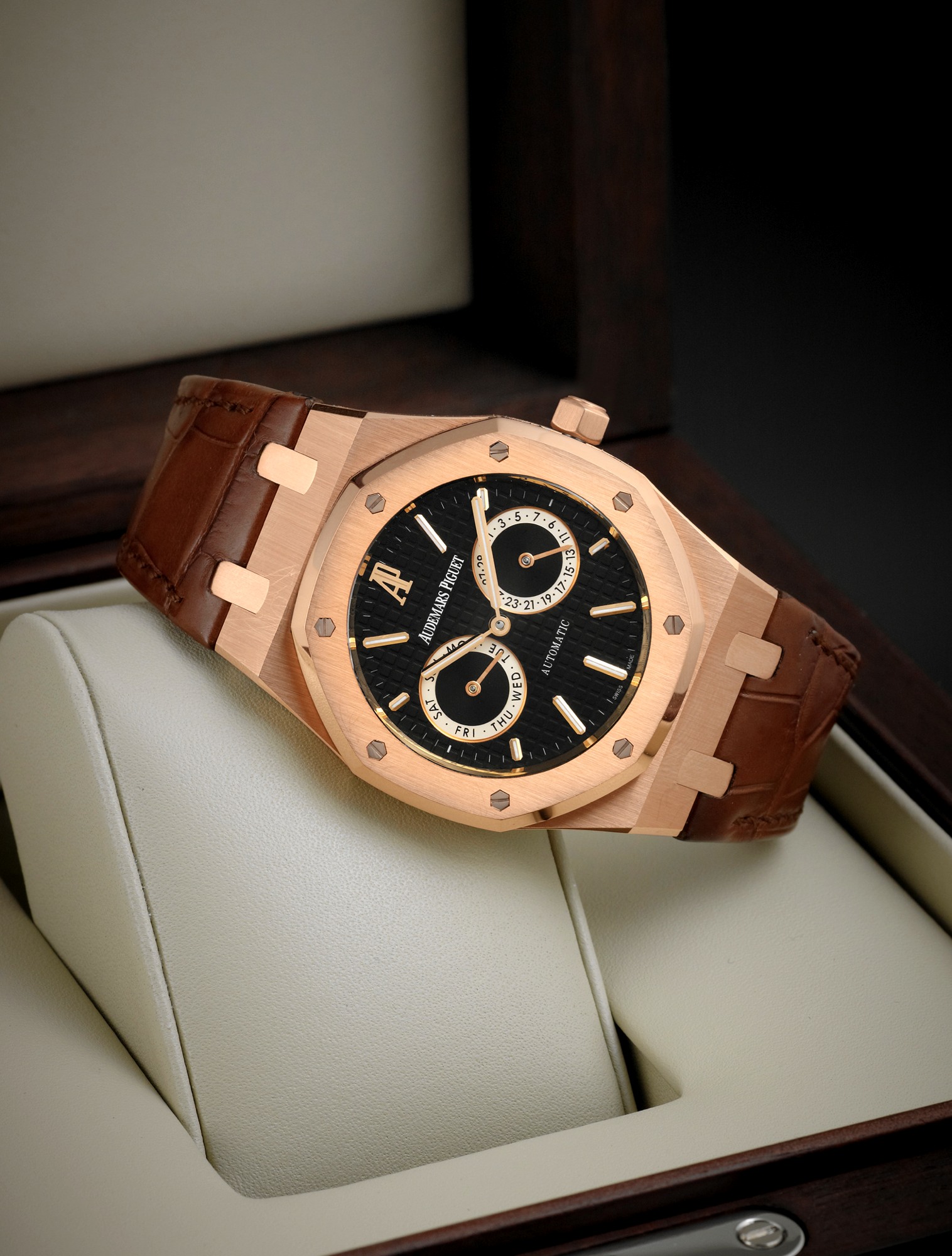 AUDEMARS PIGUET ROYAL OAK DAY-DATE
PINK GOLD
Audemars Piguet, Genève, Royal Oak, Day/ Date, Automatic,
No. 0230, movement No. 726573, case No. H32097,
Ref. 26330 OR. Made in 2011, sold March 15th, 2012.
Fine, octagonal, self-winding, water-resistant, 18k pink gold
wristwatch with day and date and an integrated, 18k pink
gold Audemars Piguet deployant clasp. Accompanied by the
original fitted box, certificate and instruction manual.