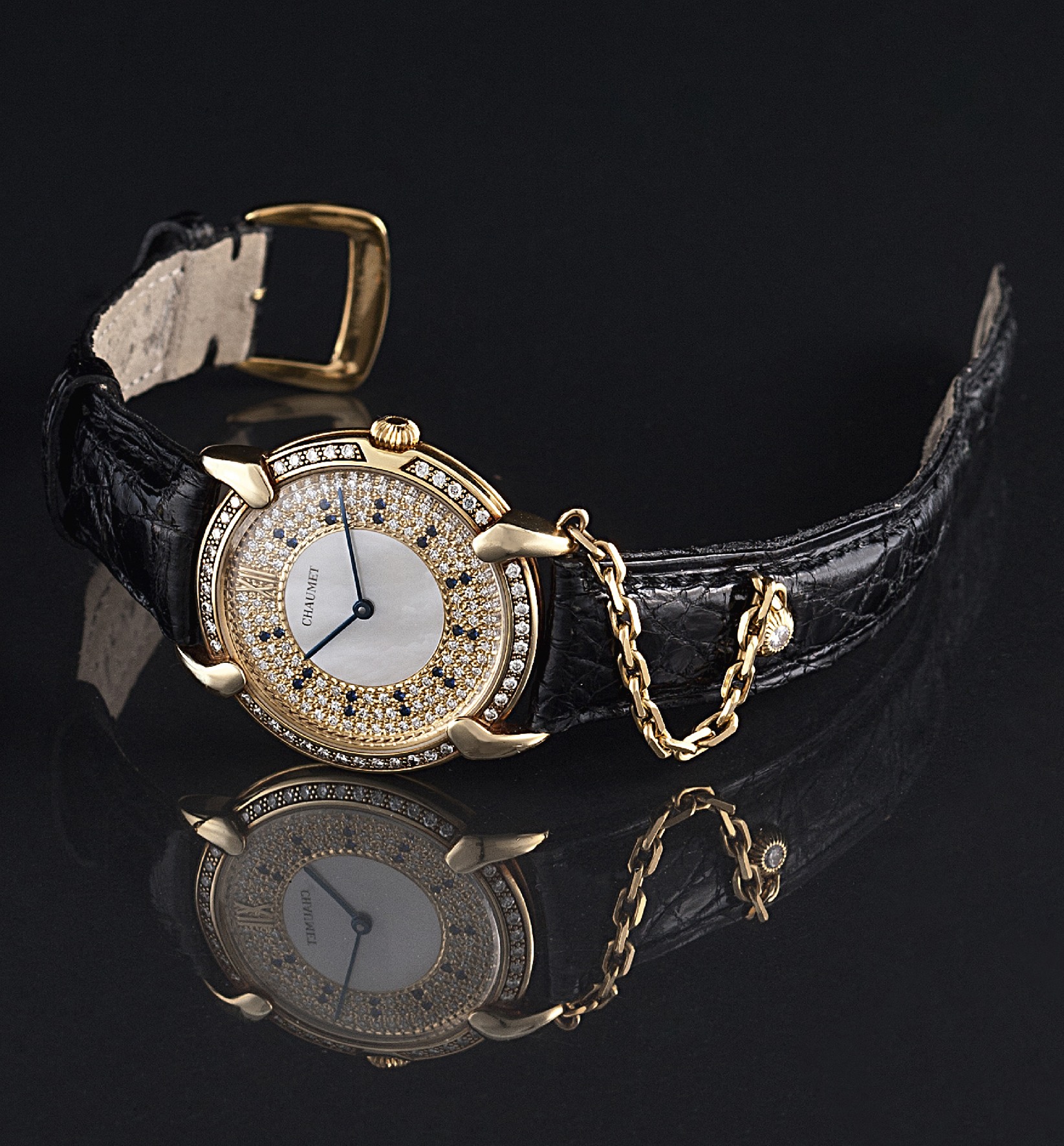 CHAUMET YELLOW GOLD AND DIAMONDS
Chaumet, Swiss, No. 206883. Made circa 2000.
Very fine and elegant, 18K gold quartz wristwatch set with
diamonds on the bezel & dial, and 18K yellow gold Chaumet
buckle.