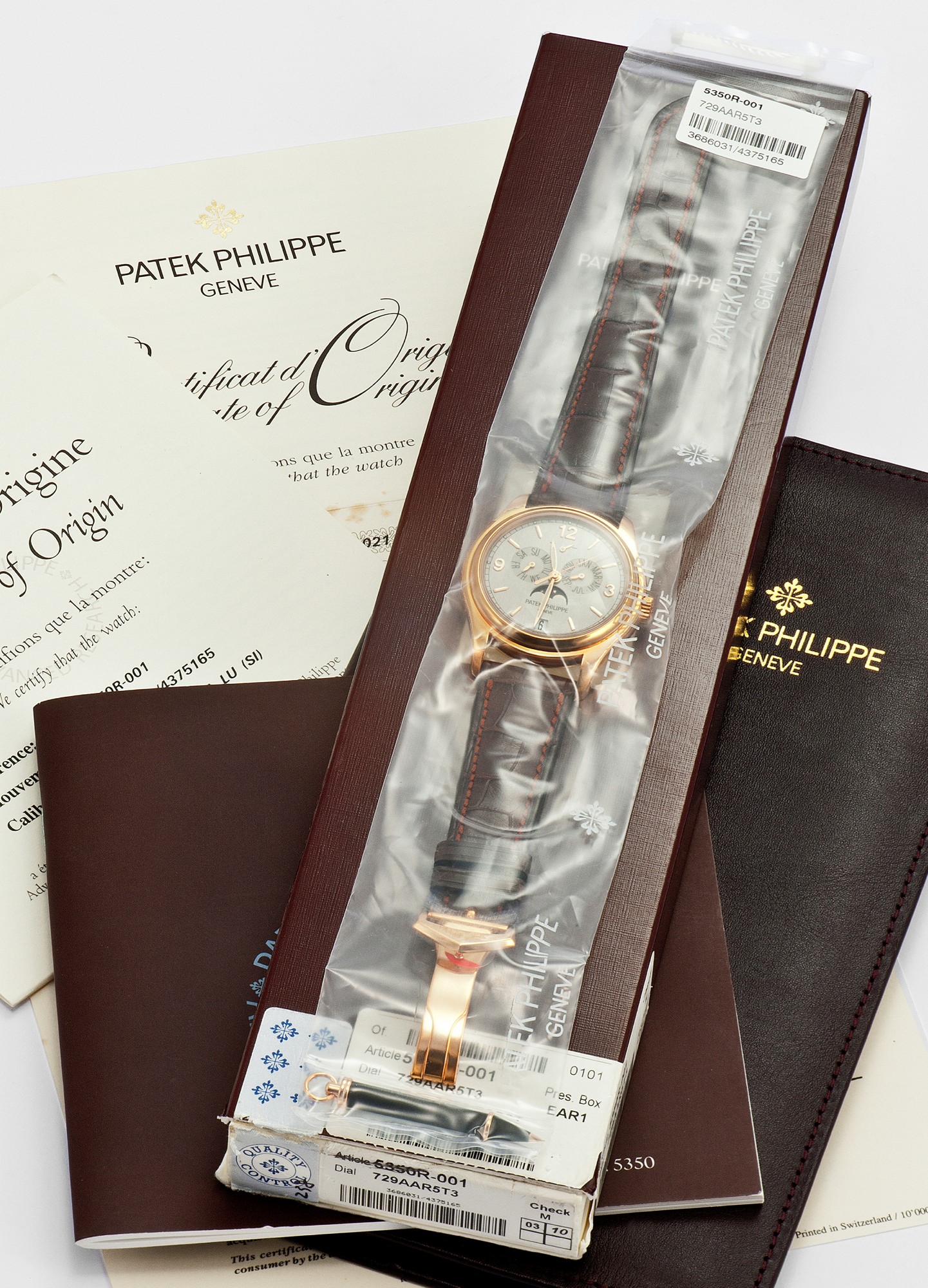 PATEK PHILIPPE REF. 5350R ADVANCED RESEARCH
Patek Philippe, Genève, No. 3686031, case No. 4375165, Ref. 5350R. Made in a special edition of 300 pieces in 2007, sold on
October 16th, 2007.
Very fine, rare and innovative, center seconds, self-winding, water-resistant, sealed, 18K pink gold wristwatch with annual calendar,
power reserve indication, moon phases, silicon escape wheel, Silinvar Spiromax balance spring and an 18K pink gold Patek Philippe
deployant clasp. Accompanied by the certifi