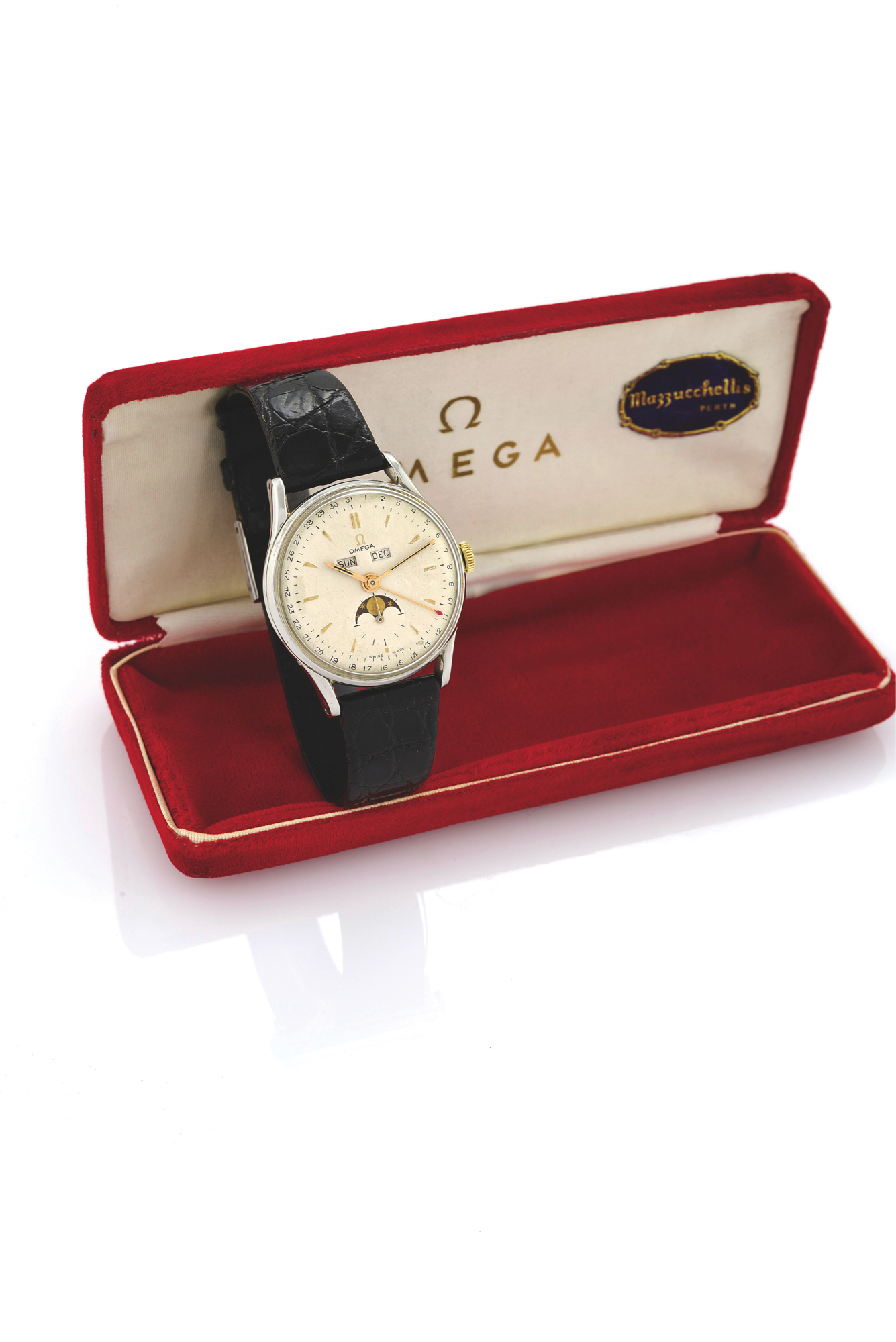 OMEGA COSMIC TRIPLE DATE CALENDAR MOON PHASE STEEL
Omega, ?Cosmic?, movement No. 10933237, case No. 2471/1. Made circa 1950.
Fine, stainless steel wristwatch with triple date calendar, moon phases with a stainless steel Omega buckle. Accompanied by fitted box.