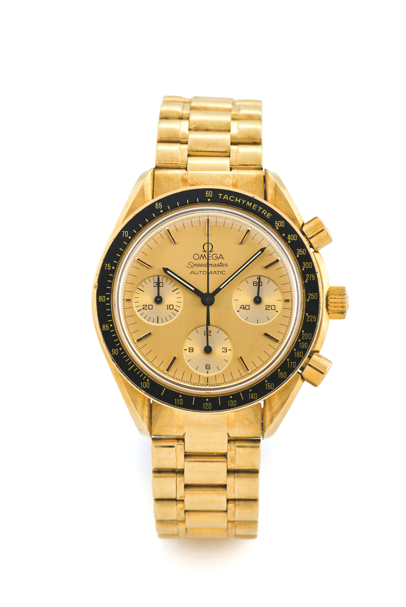 OMEGA SPEEDMASTER AUTOMATIC YELLOW GOLD
Omega, ?Speedmaster, Automatic?. Made in the 1990s.
Very fine, asymmetric, water resistant, self-winding, 18K yellow gold wristwatch, with
round button chronograph, registers, tachometer on the gold bezel and an 18K yellow
gold Omega bracelet with deployant clasp.