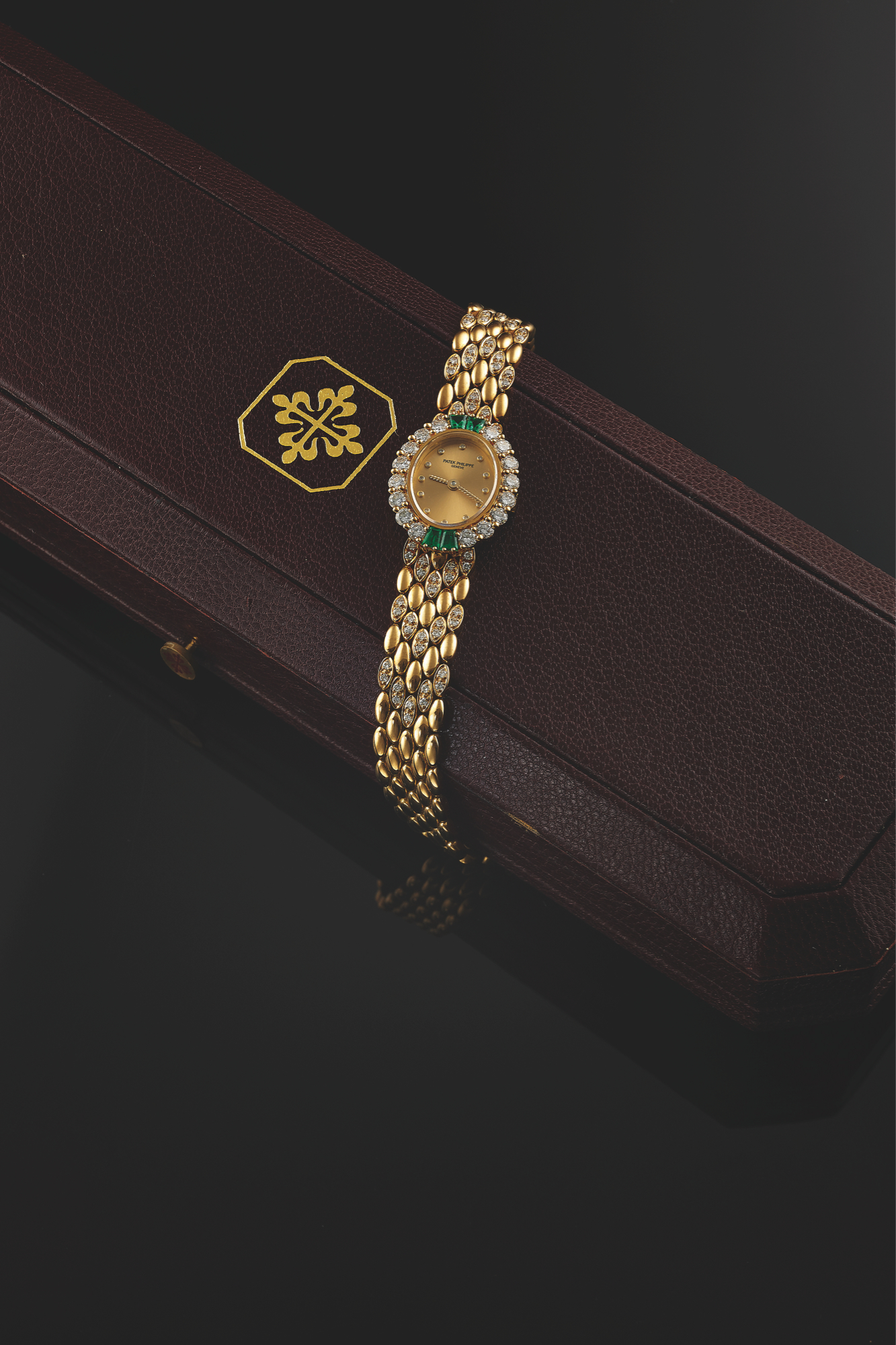 PATEK PHILIPPE REF. 4754 YELLOW GOLD
DIAMONDS & EMERALDS
Patek Philippe, Genève, No. 1604548, case No. 2843257,
Ref. 4754/4. Made in the late 1990s.
Fine, oval, 18K yellow gold, diamonds and emeralds
quartz wristwatch with an integral 18K yellow gold
Patek Philippe link bracelet set with 60 round diamonds.
Accompanied by a Patek Philippe fitted box.