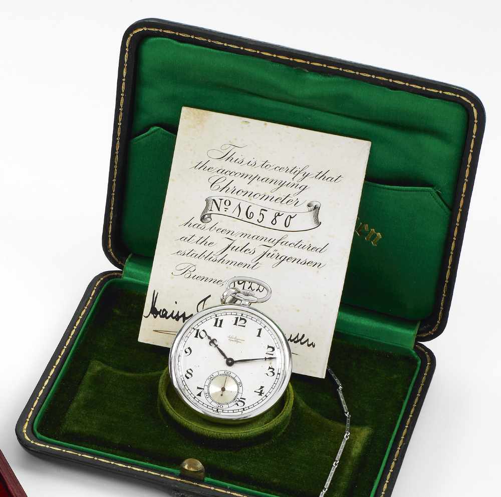 Jules Jürgensen, Copenhagen, Swiss, No. 16580. Made in 1922.
Very fine and rare, thin, platinum keyless chronometer dress watch. Accompanied by the original fitted box, certificate
and a 35 cm white gold link chain.