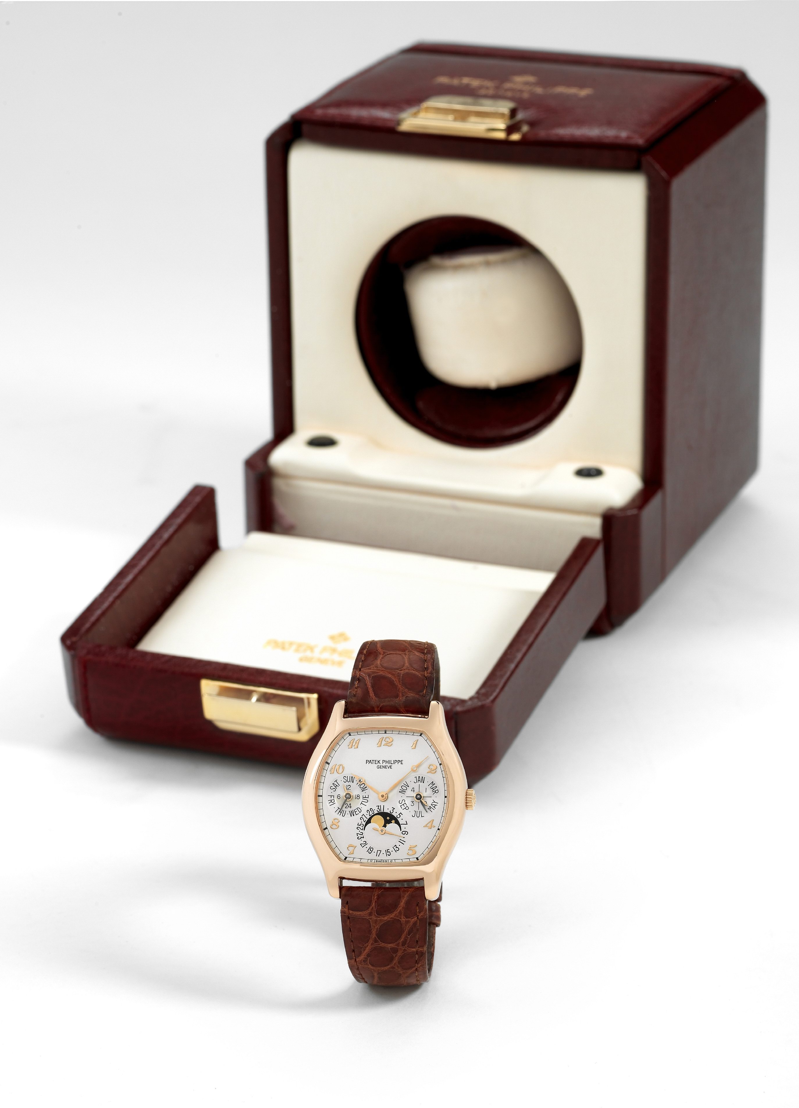 Patek Philippe Pink Gold Ref. 5040
Patek Philippe, Genève, No. 776380, case No. 2970203,
Ref. 5040R. Made in 1997, sold on October 14, 1997.
Very fine, tonneau-shaped, astronomic, self-winding, 18K
pink gold wristwatch with perpetual calendar, moon phases,
24-hour indication and an 18K pink gold Patek Philippe
deployant buckle. Accompanied by a fitted winding box,
Extract from the Archives and photocopy of the certificate.