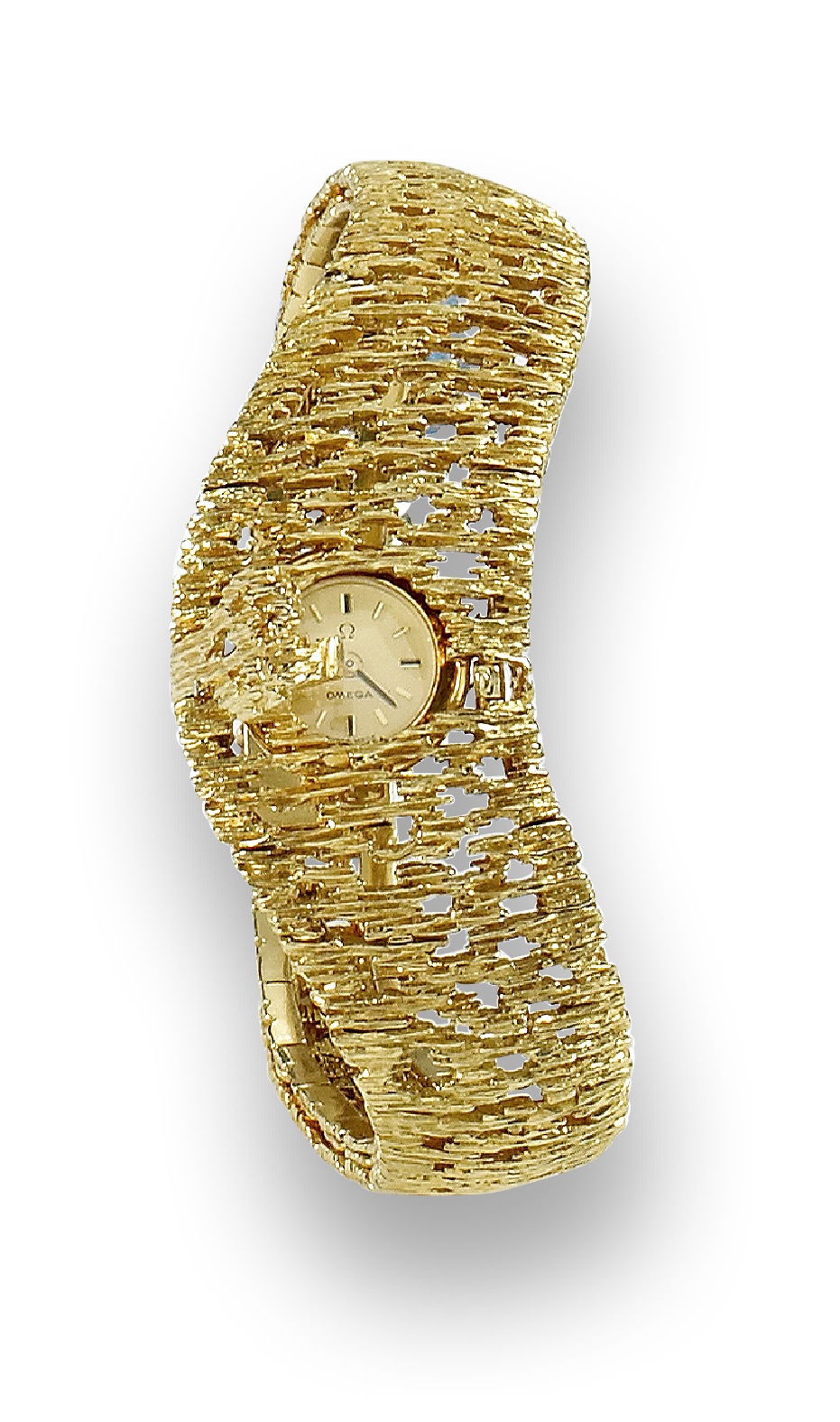 Omega Lady?s - Designed by Gilbert Albert
Omega, No. 23209672, case No. 447794, Ref. 7148. Made August 21st, 1968. Designed by Gilbert Albert for the Omega
"Frisson d'Or"collection.
Fine, rare and elegant, 18K yellow gold lady's back-wound wristwatch with concealed dial and an integral perforated
bark-finished bracelet.