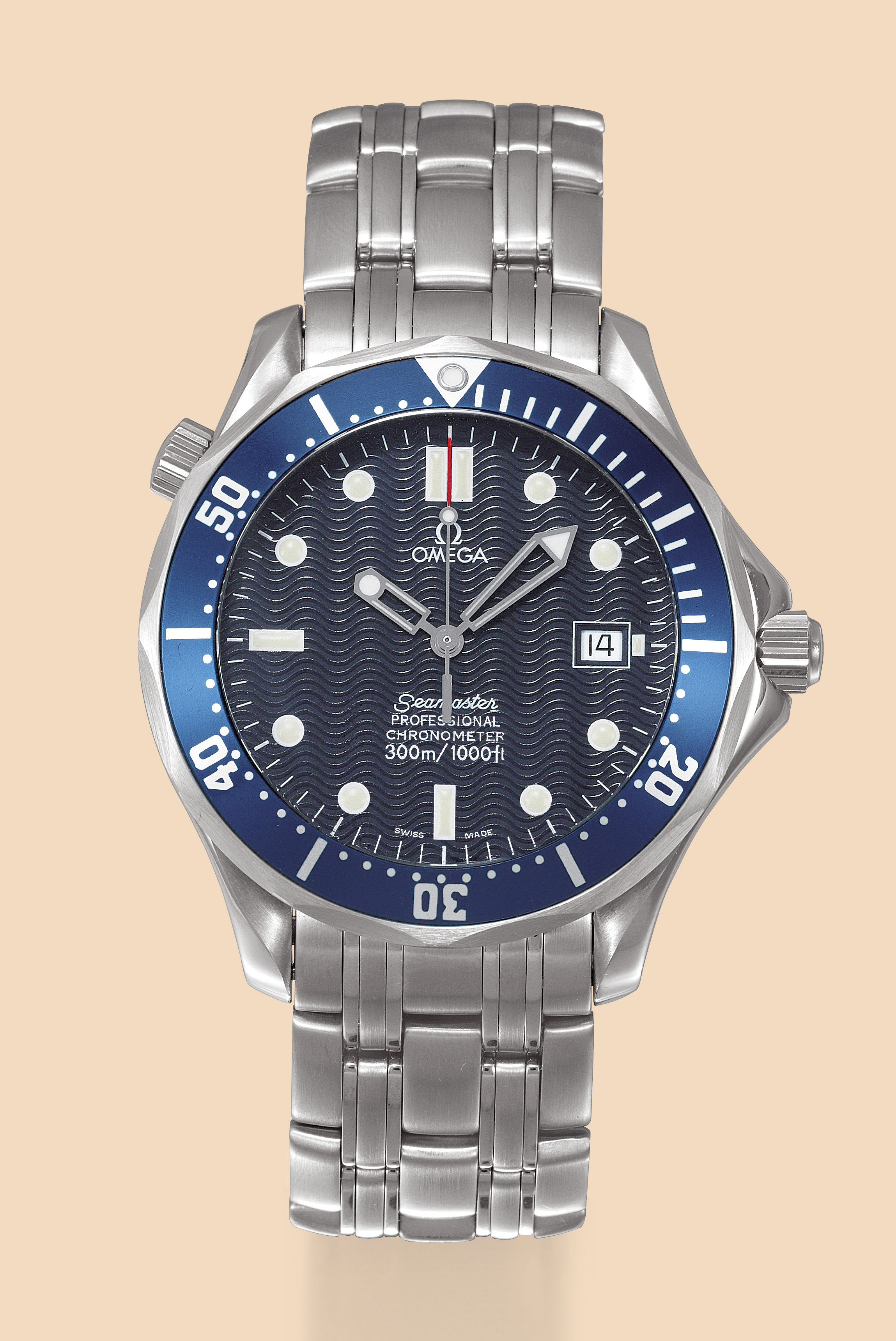 ?Seamaster Professional?
Omega, ?Seamaster Professional, Chronometer,
300m/1000ft?, movement No. 80144902, Ref.
SU 3681503. Made in 2001.
Fine, self-winding, water-resistant, center seconds, stainless
steel wristwatch with date, helium escape valve, blue bezel
graduated for the decompression times, and a stainless steel
Omega brick-link bracelet with deployant clasp.