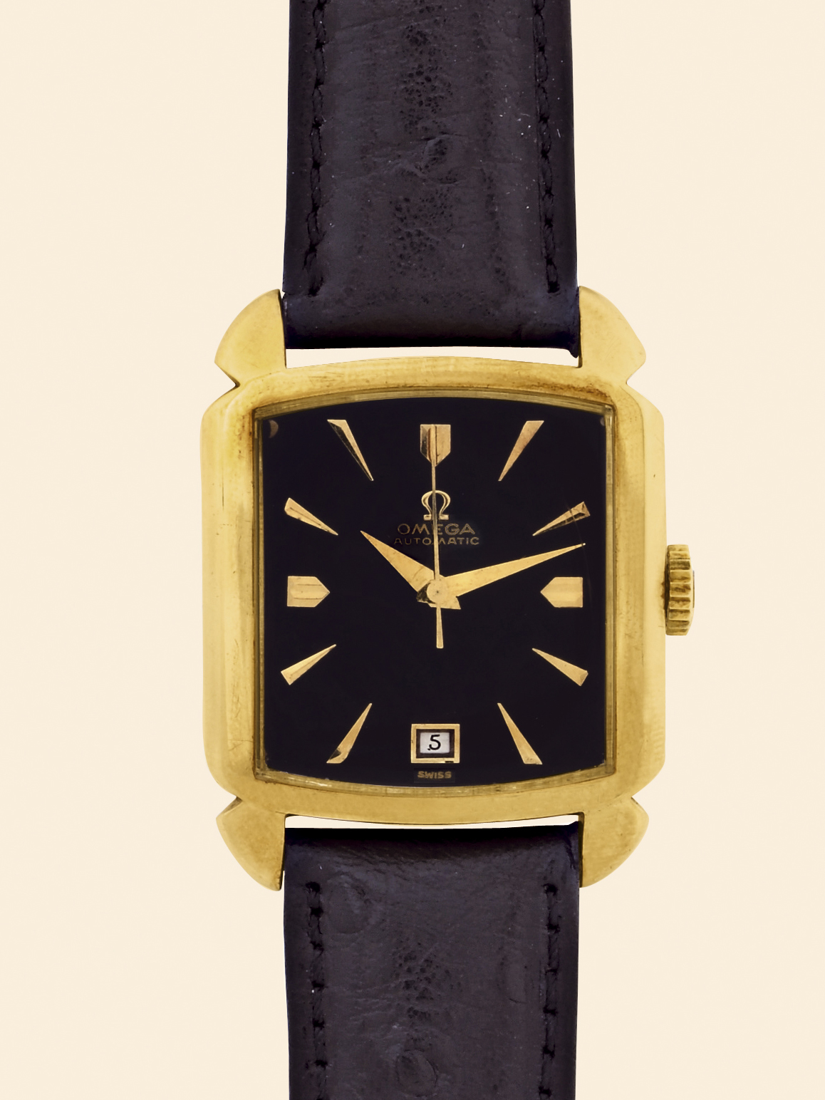Omega, "Automatic Calendar", Ref. 3953SC. Made circa 1954.
Fine, ?carré galbé?, center seconds, self-winding 18K yellow gold wristwatch with date.