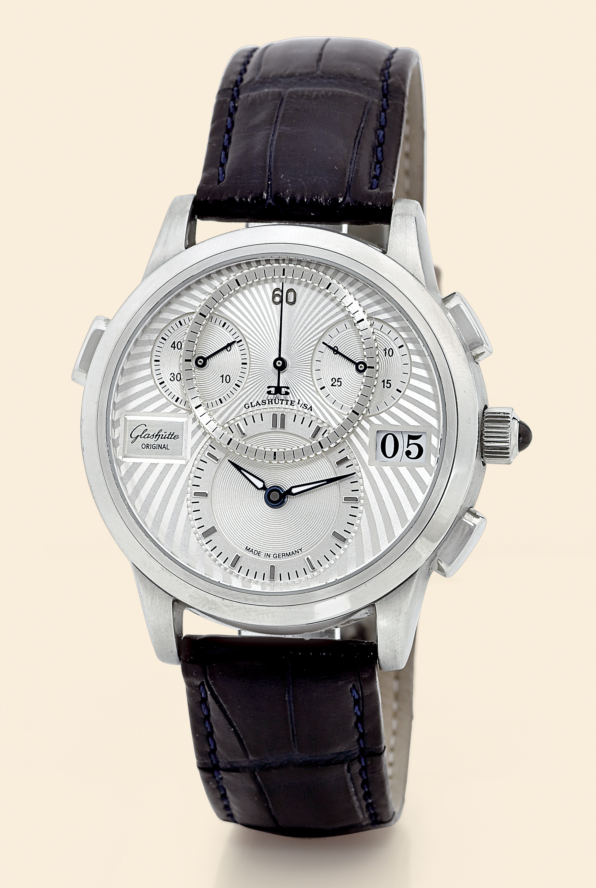 PanoMatic Chrono
Glashütte Original, "PanoMatic Chronograph", No. 065/
200, Ref. 95-01-01-01-04. Made in a limited edition of
200 pieces circa 2000.
Very fine and rare, self-winding, water-resistant, platinum wristwatch with
square-button chronograph and fly-back function, panorama date and a
Glashütte Original platinum buckle.
