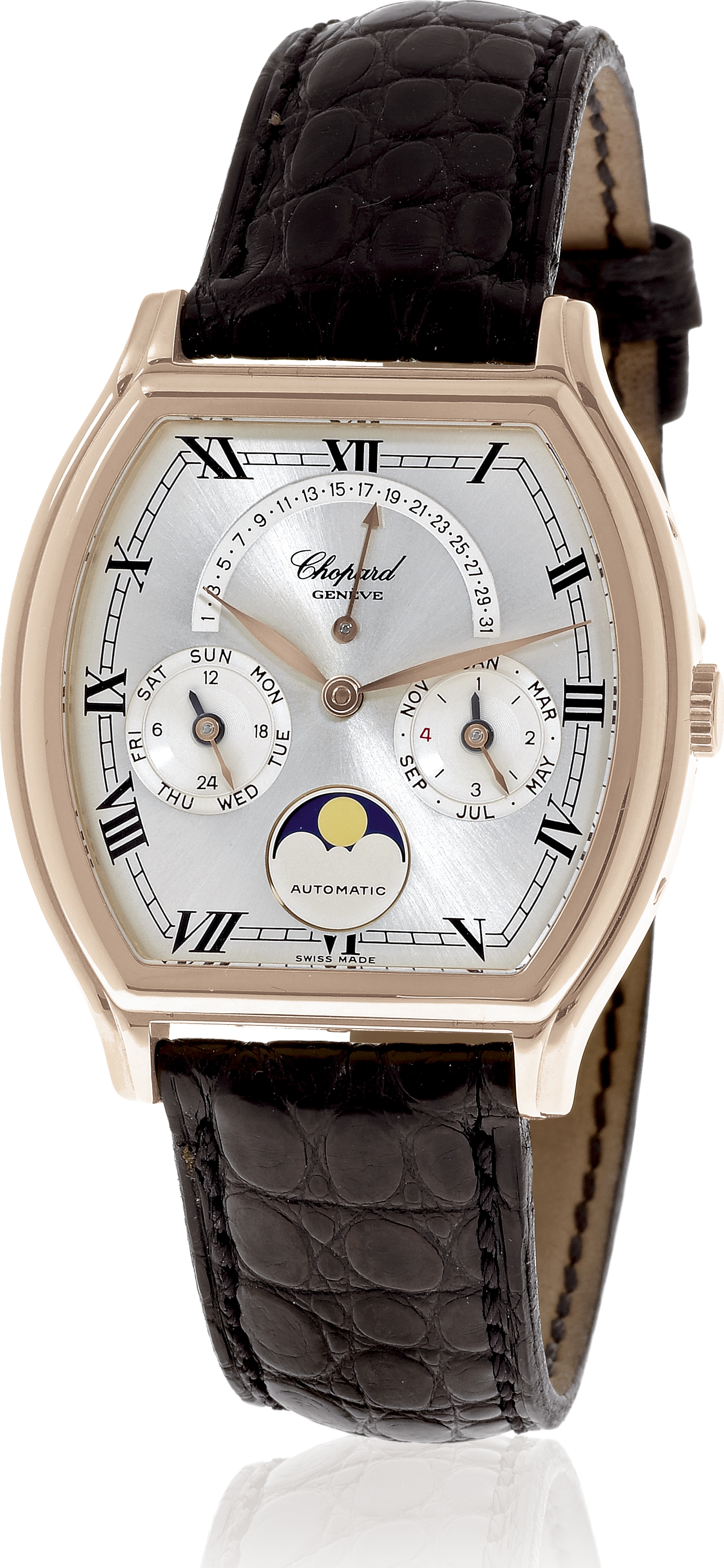 Luna D?Oro, Perpetual Calendar
Chopard, Genève, "Luna D?Oro", "Calendrier Perpétuel
Retrograde", Ref. 2249, Made in 1996.
Very fine and rare, tonneau-shaped, self-winding, water-resistant,
18K pink gold wristwatch with perpetual calendar with
retrograde date, leap year and 24 hour indication, moon
phases and an 18K pink and white gold Chopard deployant
clasp. Accompanied by an original fitted winding box, certificate, setting pin, instruction, booklets and accessories.