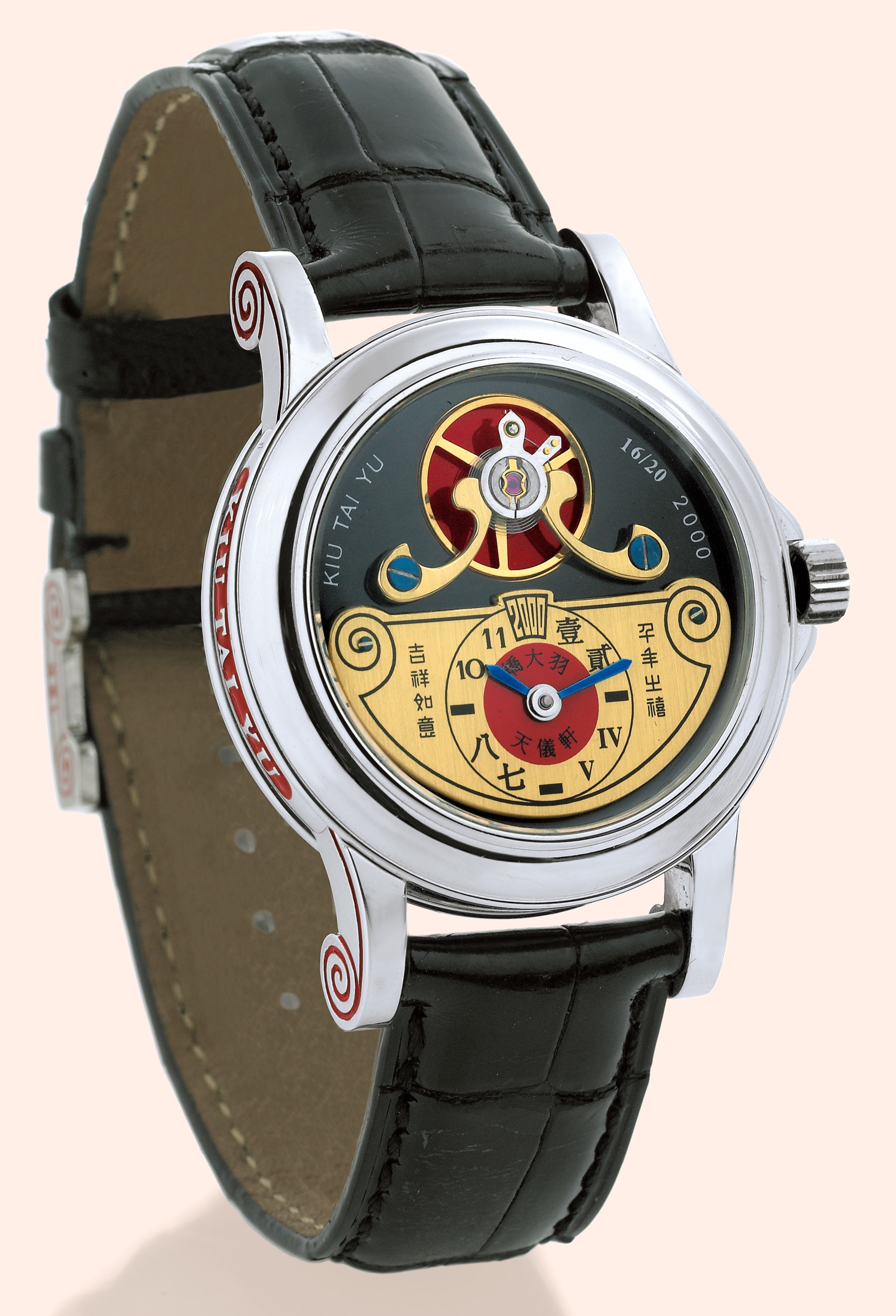 "HK 2000"
Kiu Tai Yu, "HK 2000", No. 16/20. Made in a limited
edition of 20 examples in 2000.
Fine and unusual, self-winding, water-resistant, 18K white gold
gentleman's wristwatch with an 18K white gold Kiu Tai Yu buckle.
Accompanied by a fitted box.