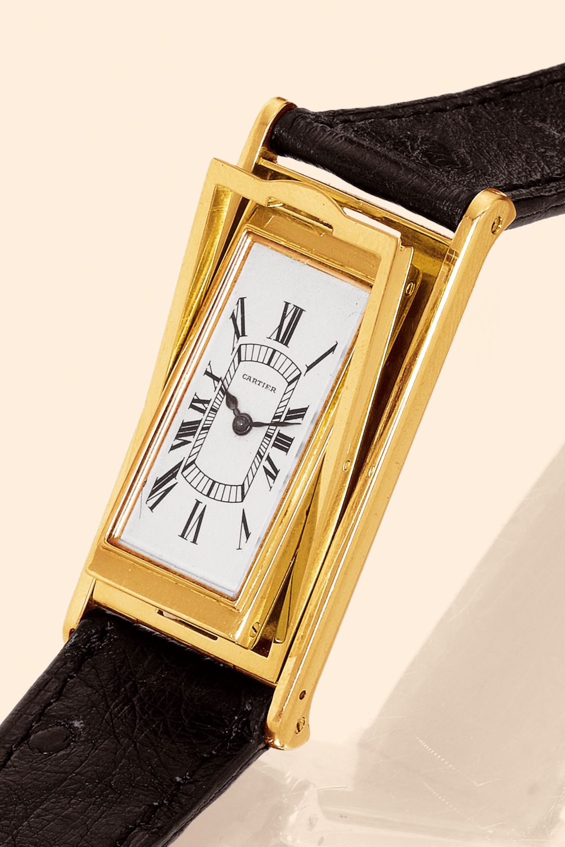 ?Réversible Basculante"
Cartier Paris, "Montre-bracelet Réversible
Basculante", Art Deco, No 32364. Entered
in the register in October 1942.
Very fine and rare, large, rectangular, elongated, yellow gold
gentleman's wristwatch with "cabriolet" system.