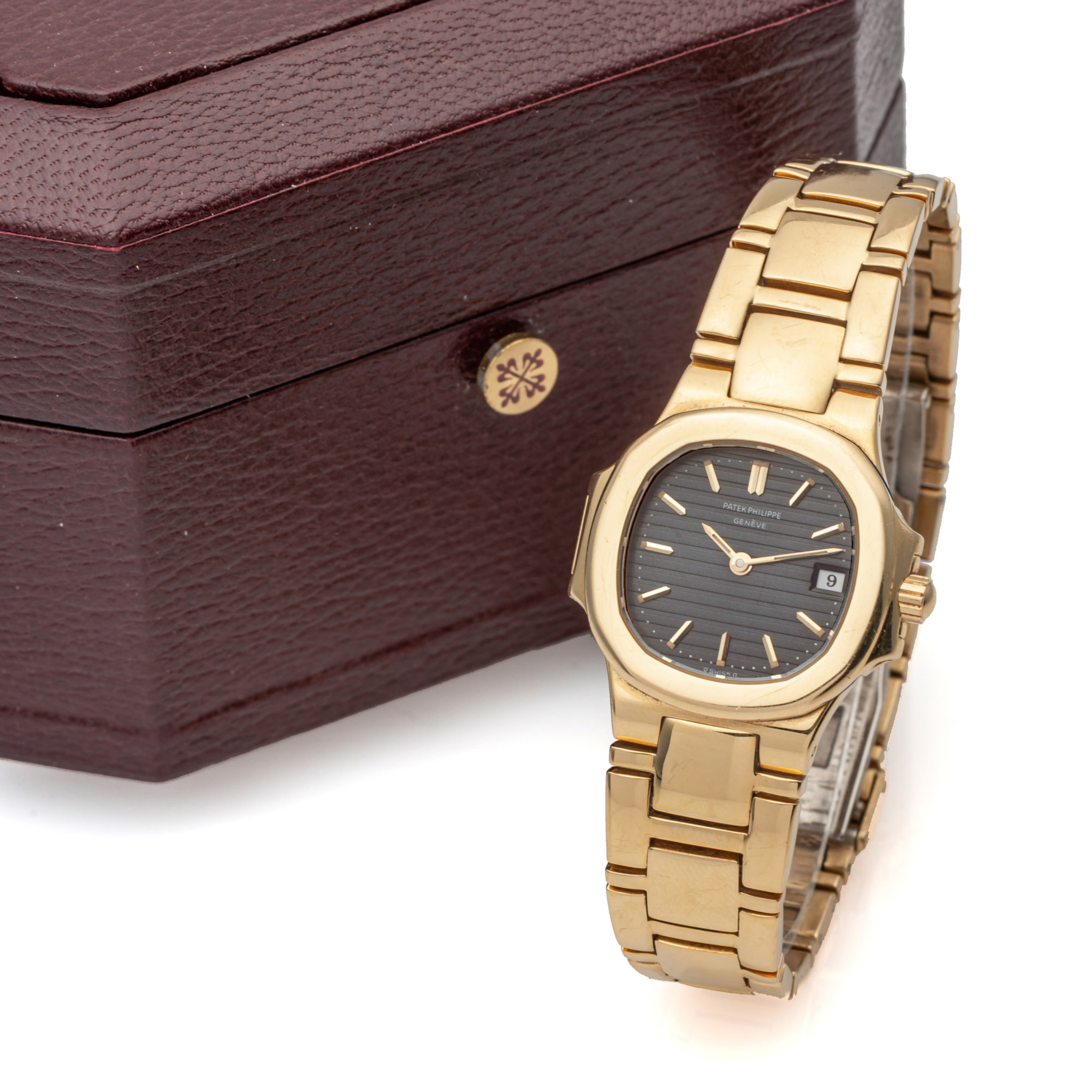 PATEK PHILIPPE, REF. 4700, NAUTILUS, YELLOW GOLD