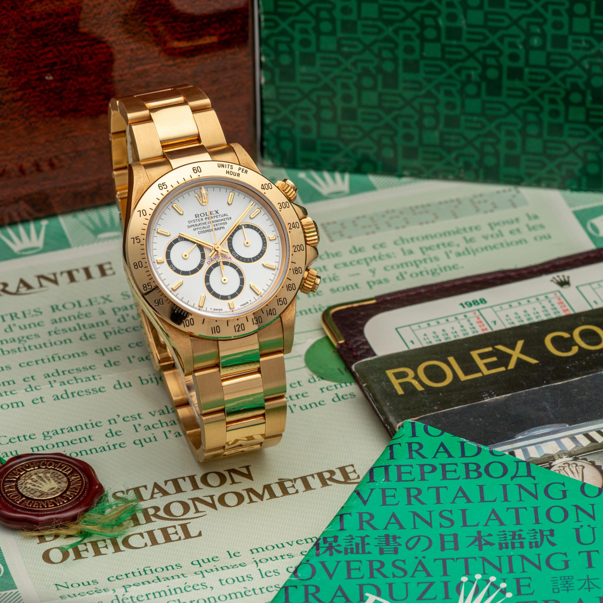 ROLEX, REF. 16528, DAYTONA, R SERIAL, 5 LINES PORCELAIN DIAL, YELLOW GOLD, FULL SET