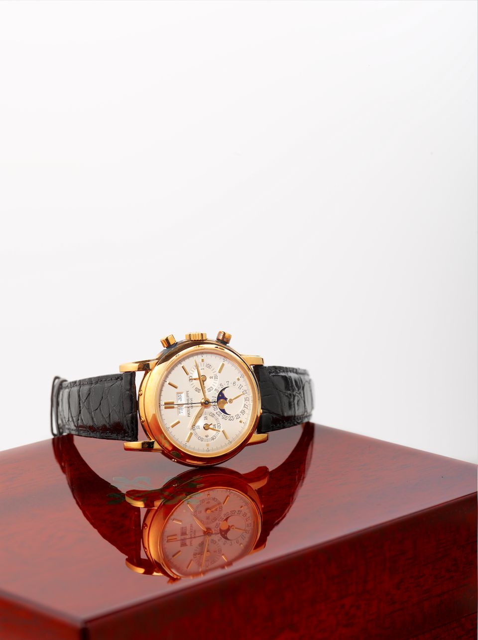 Patek Philippe. A fine 18K gold wrist chronograph with perpetual calendar and moon phaseRef. 3970E, Second Series, case no. 2851187, movement no. 875320, circa 1990