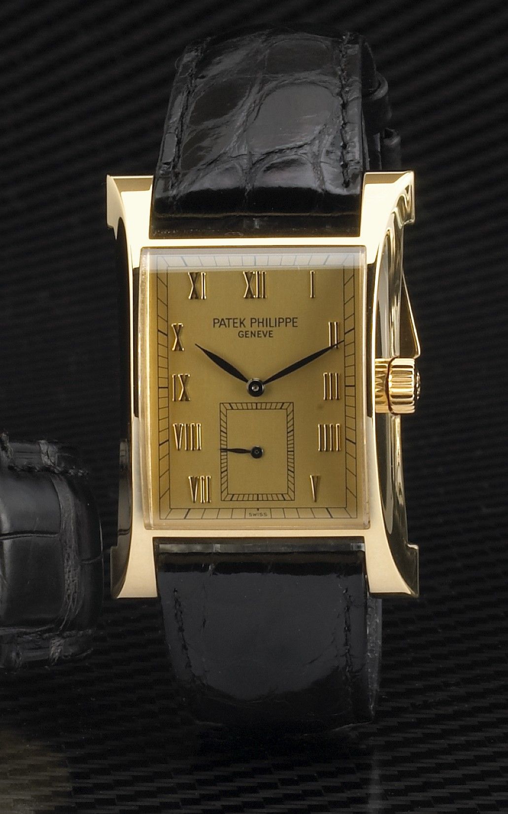 Patek Philippe. A fine and rare 18k gold limited edition flared rectangular wristwatchPagoda, Ref.5500, Case No.4013628, Movement No.1852993, made in 1997