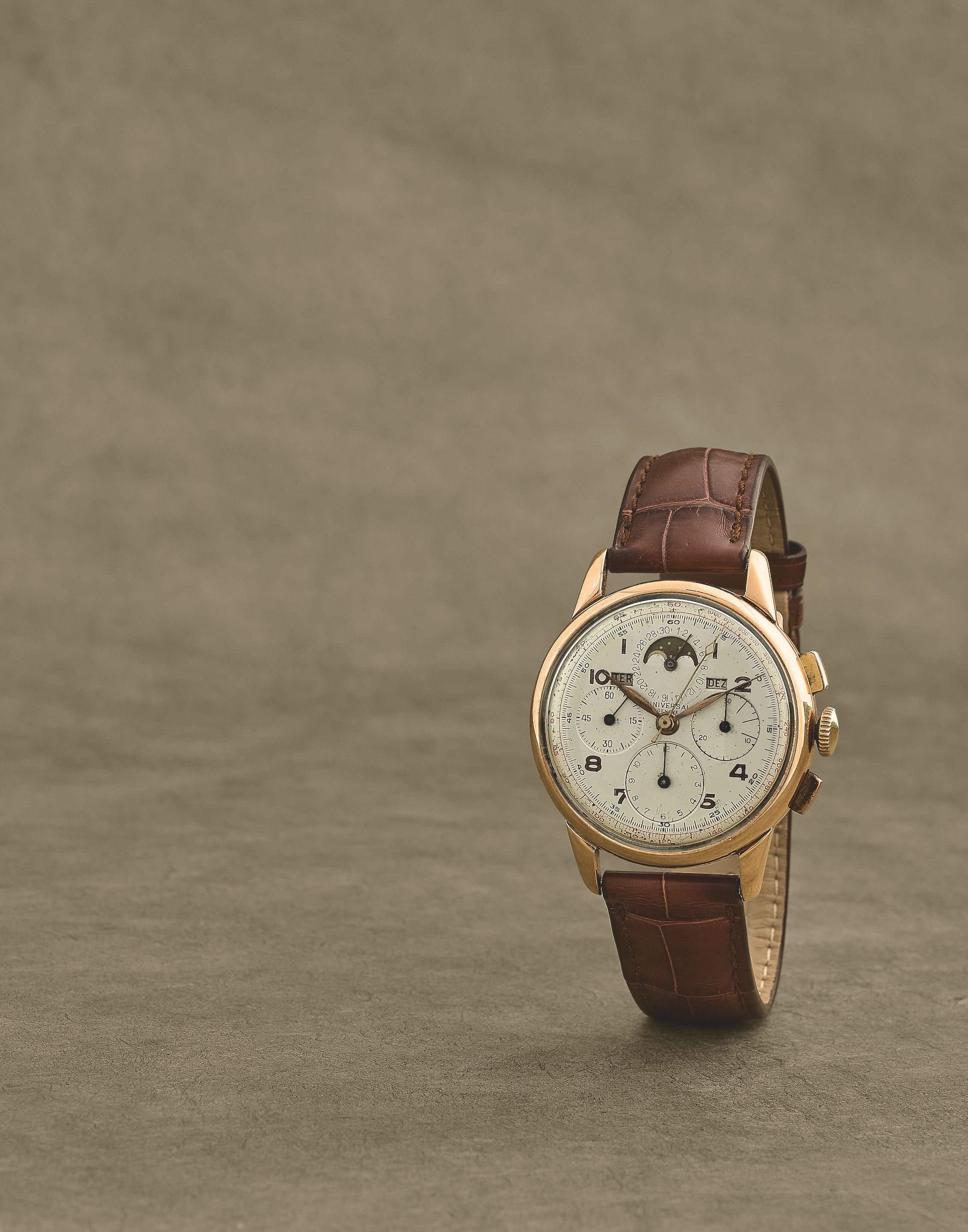 Universal Genève. Chronographe bracelet en or rose 18K (750) triple calendrier et phase de lune mouvement mécanique Universal Genève. An 18K rose gold manual wind ...