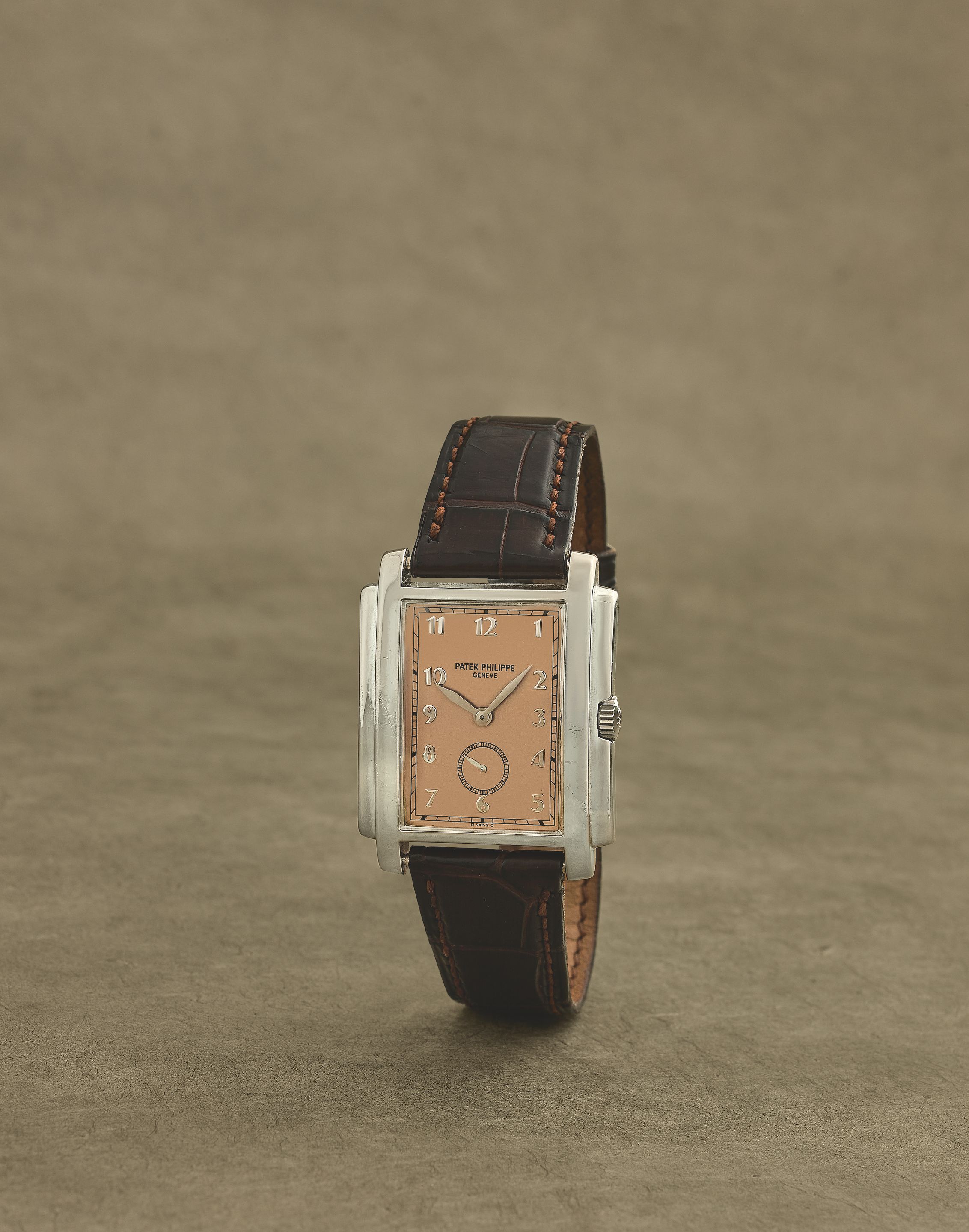 Patek Philippe. Montre bracelet en or blanc 18K (750) de forme rectangulaire mouvement mécanique Patek Philippe. An 18K white gold manual wind rectangular wristwatch Gondolo, ...