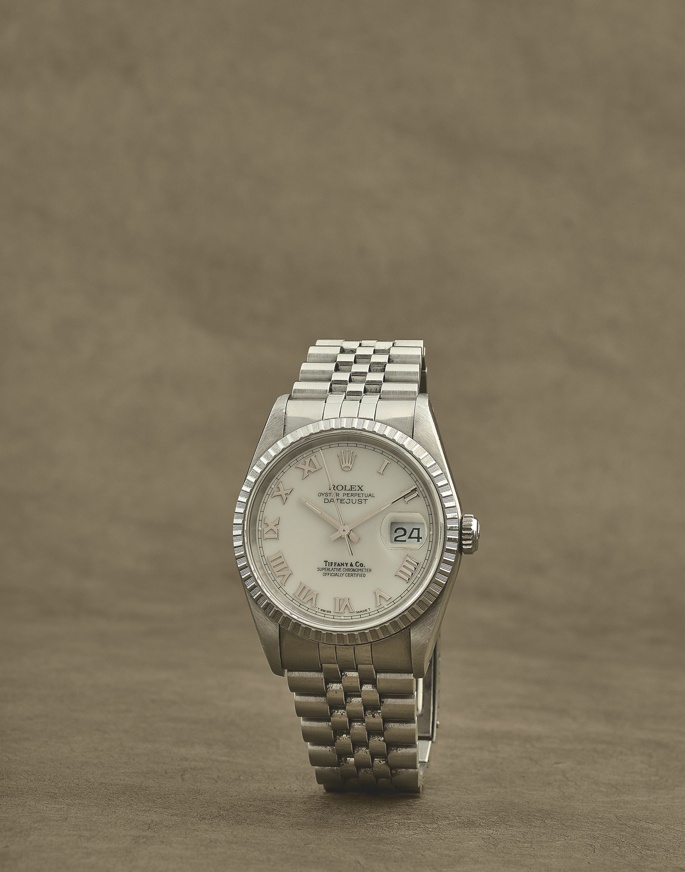 Rolex. Belle montre bracelet en acier avec date distribuée par Tiffany & Co. mouvement automatique Rolex. A fine stainless steel automatic calendar bracelet watch retailed ...