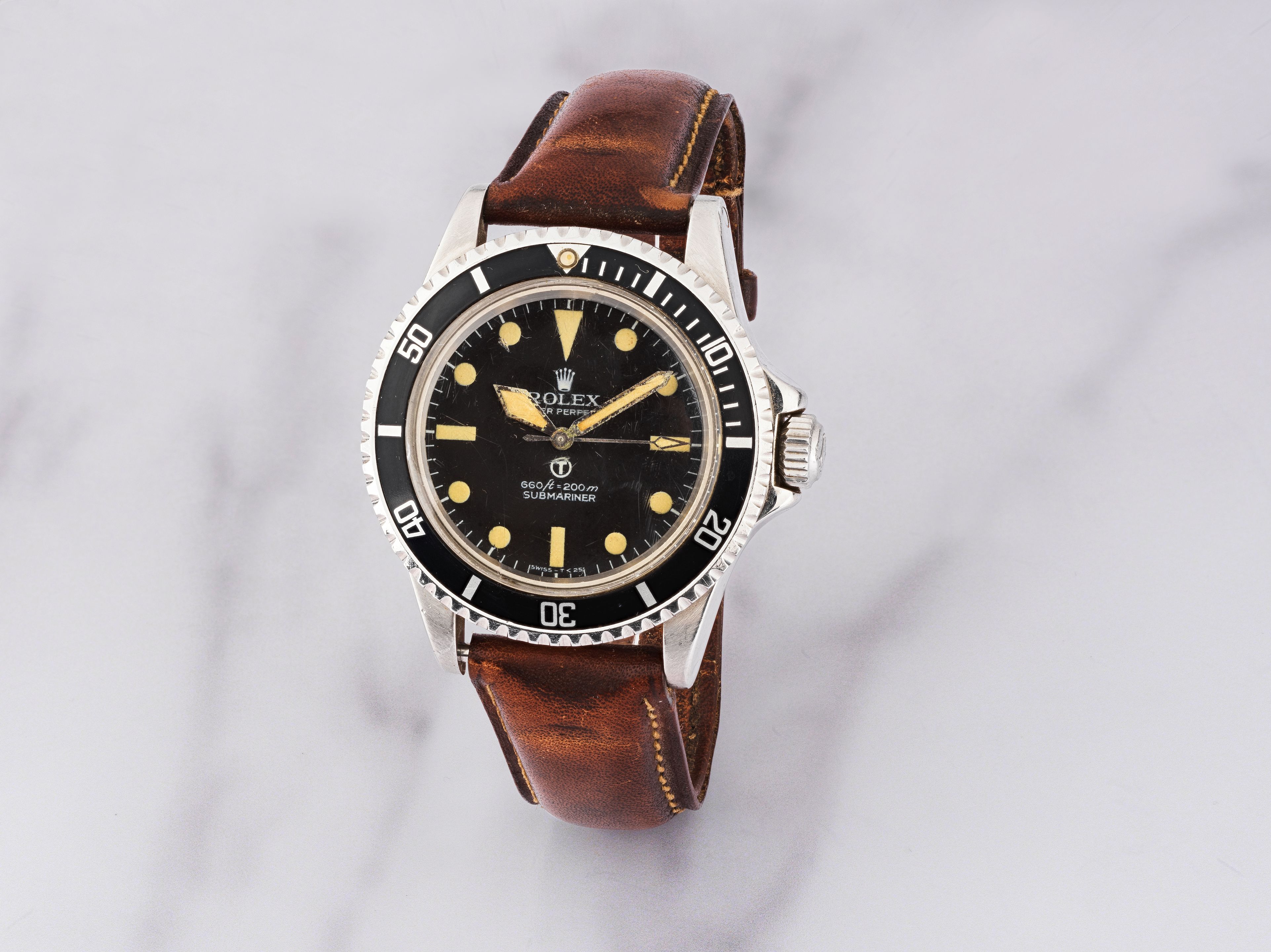 Longines. Joli chronographe bracelet mono-poussoir en or jaune 18K (750) mouvement mécanique Longines. A fine and early 18K gold manual wind single button chronograph wristwatch ...