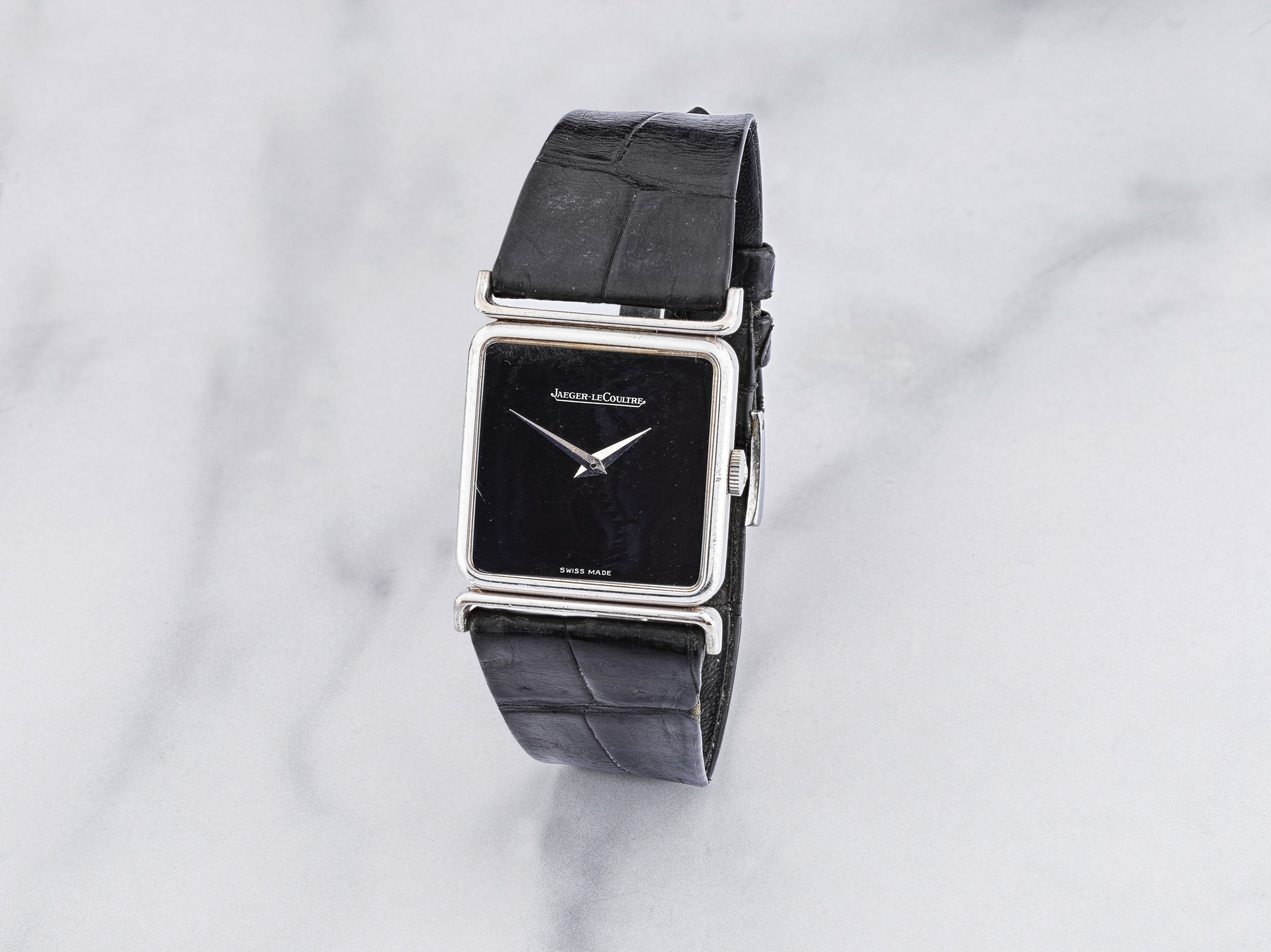 Jaeger-LeCoultre. Montre bracelet en or blanc 18K (750) avec cadran onyx mouvement mécanique Jaeger-LeCoultre. An 18K white gold manual wind wristwatch with onyx dial Ref: ...