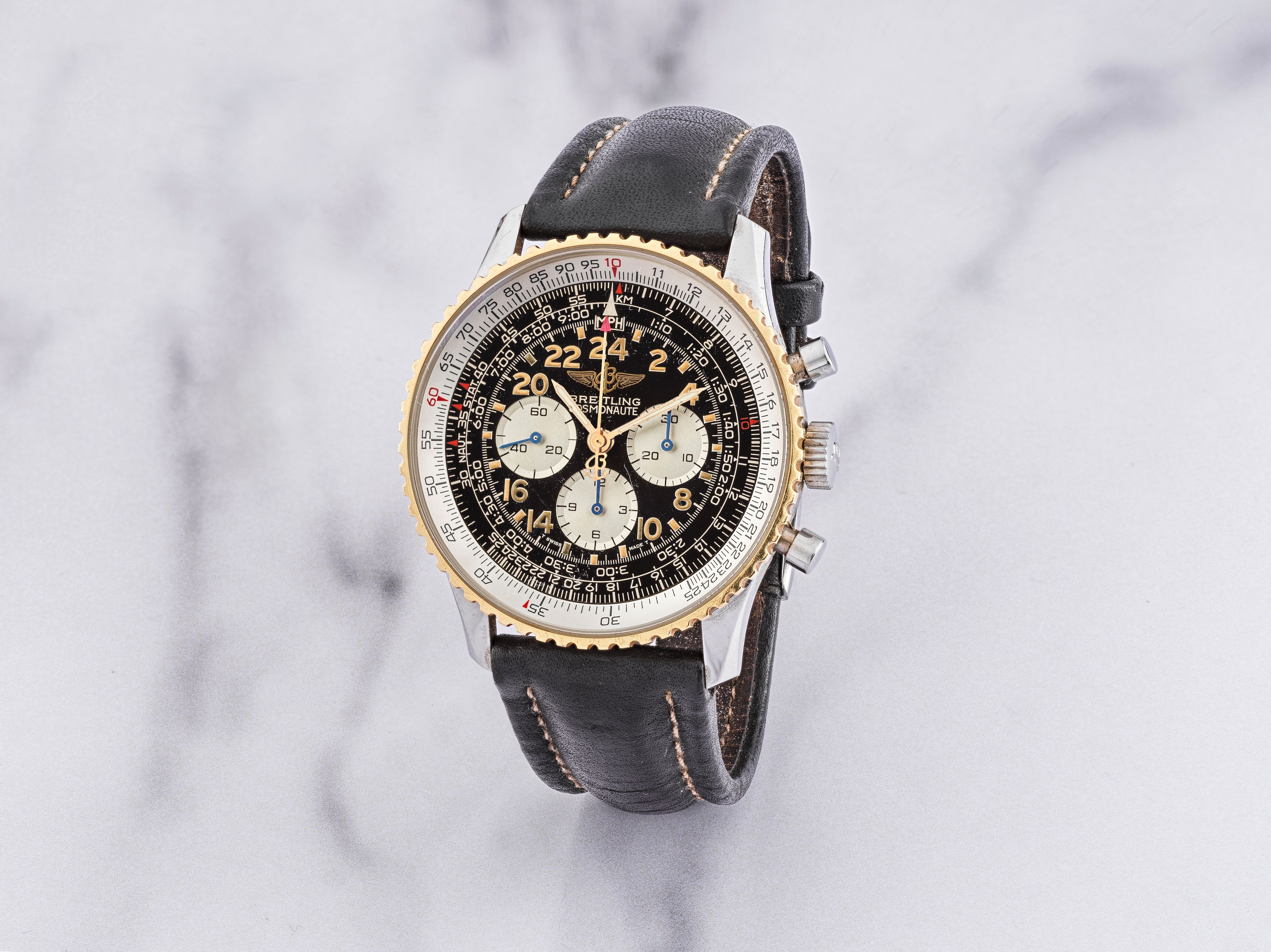 Breitling. Chronographe bracelet en or jaune 18K (750) et acier mouvement mécanique Breitling. A stainless steel and 18K gold manual wind chronograph wristwatch Navitimer Cosmonaute ...