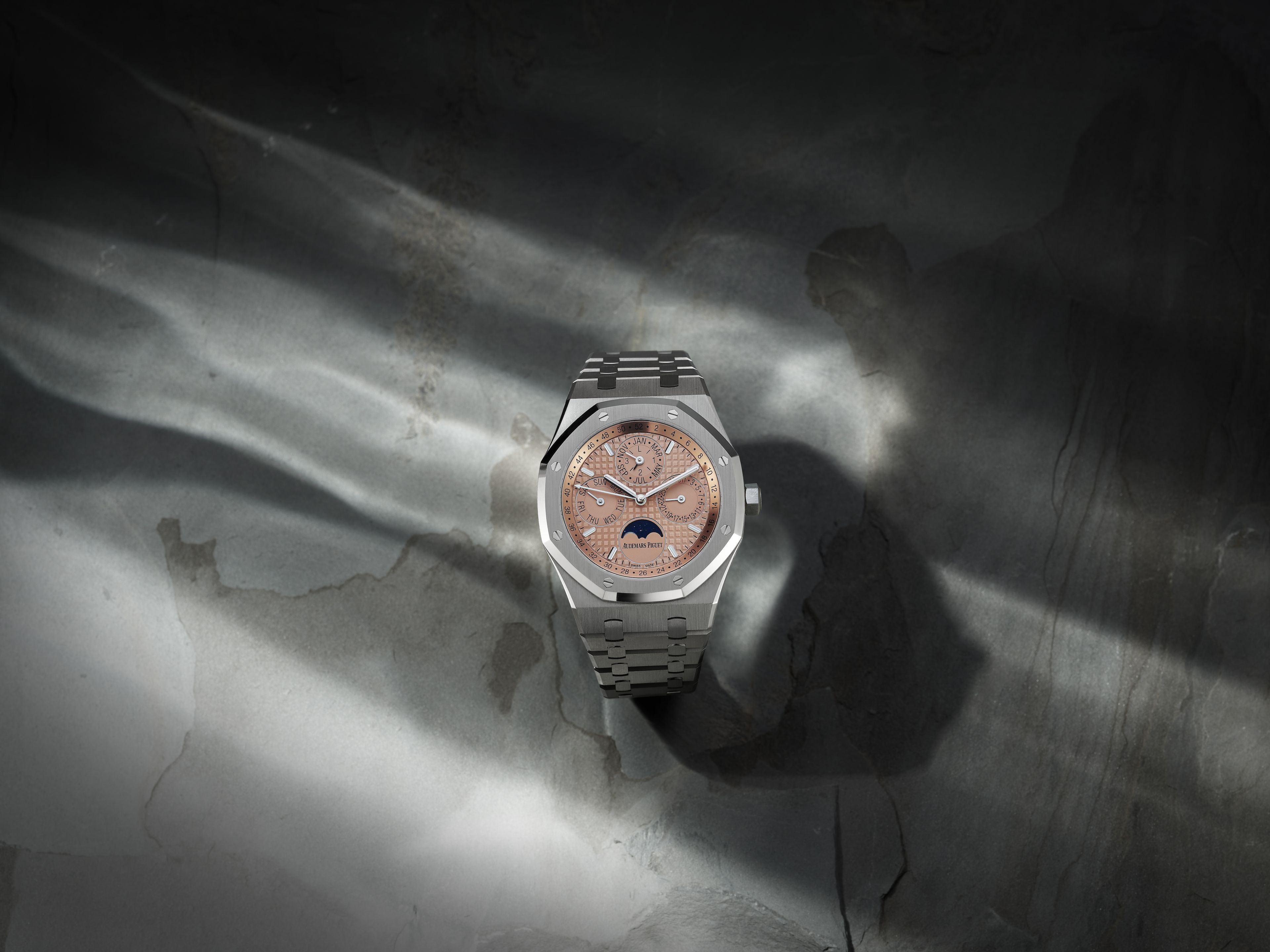 ROLEX. AN EXCELLENT STAINLESS-STEEL MANUAL WIND CHRONOGRAPH BRACELET WATCH Cosmograph Daytona 'Paul Newman', Ref: 6239, c.1965