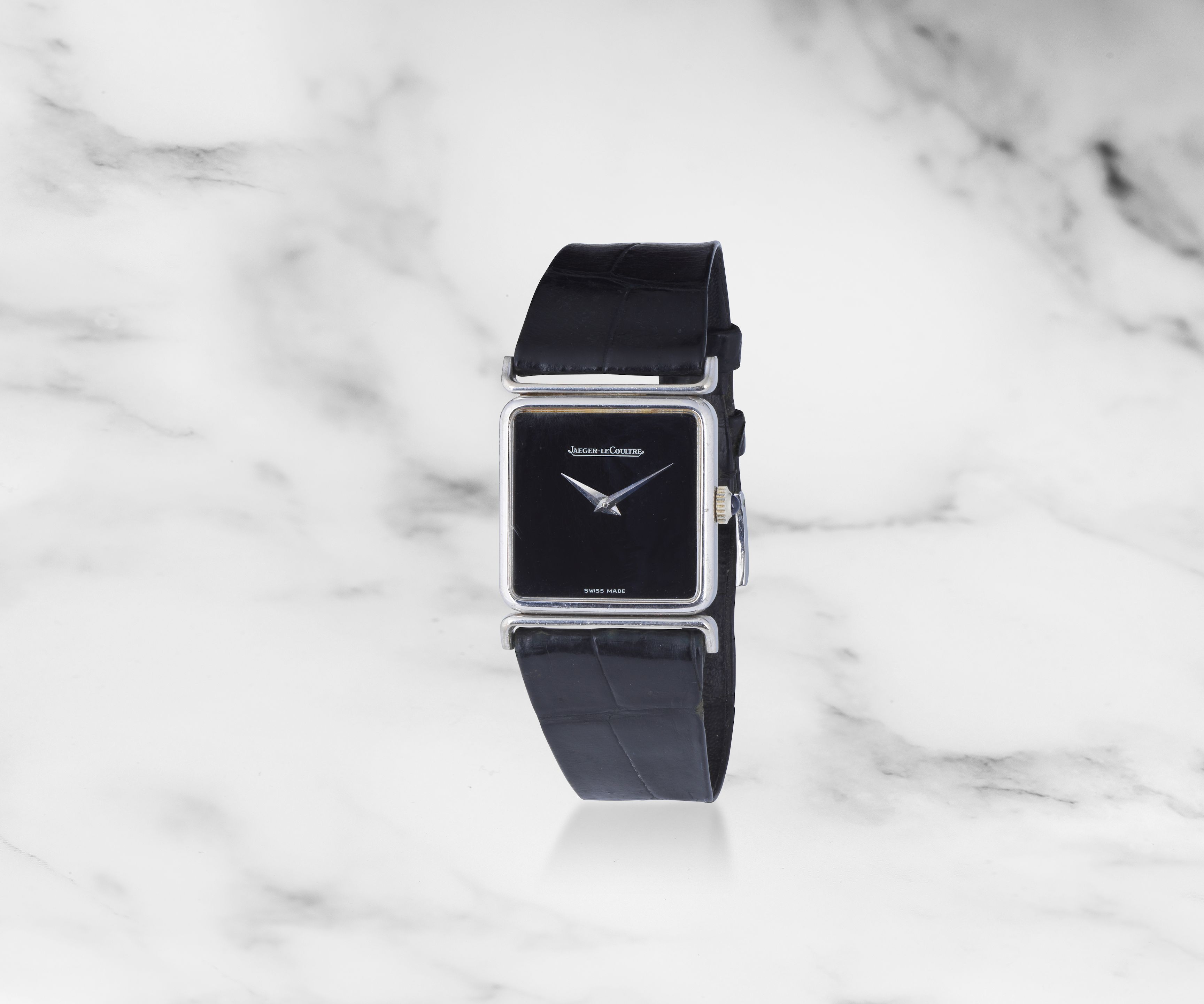 Jaeger-LeCoultre. Montre bracelet en or blanc 18K (750) avec cadran onyx mouvement mécanique Jaeger-LeCoultre. An 18K white gold manual wind wristwatch with onyx dial Ref: ...