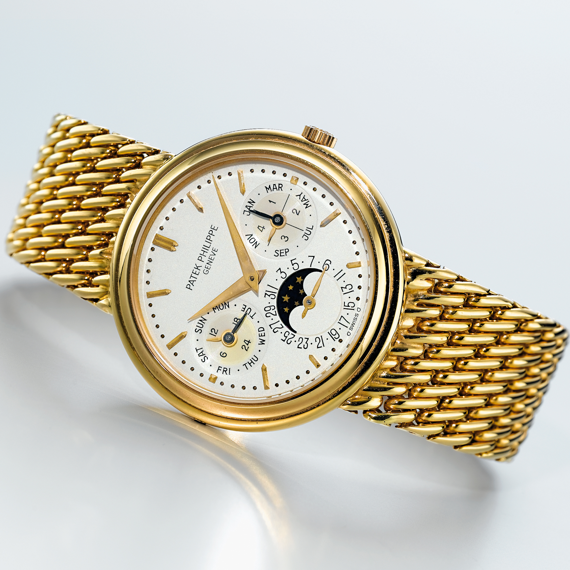 PATEK PHILIPPE, A FINE AND RARE GOLD AUTOMATIC PEREPTUAL CALENDAR BRACELET WATCHCIRCA 1990 REF 3945/1J MVT 772628 