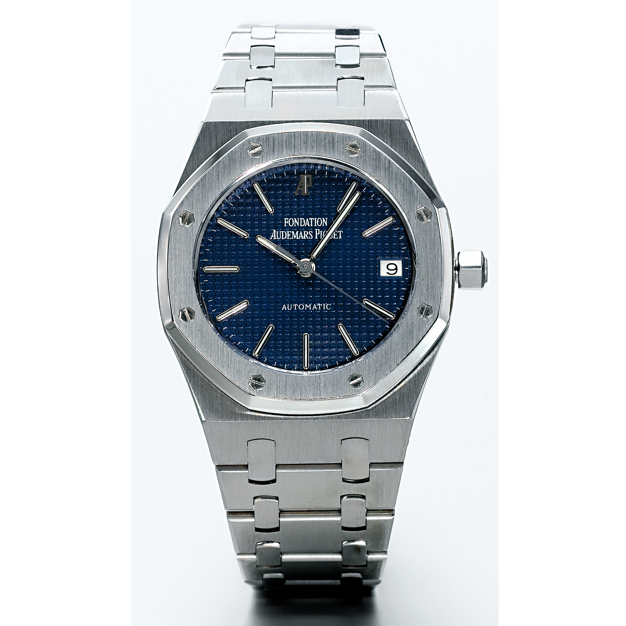 AUDEMARS PIGUET, A LIMITED EDITION STAINLESS STEEL AUTOMATIC CENTRE SECONDS BRACELET WATCH WITH DATECIRCA 1998 ROYAL OAK FONDATION NO 184